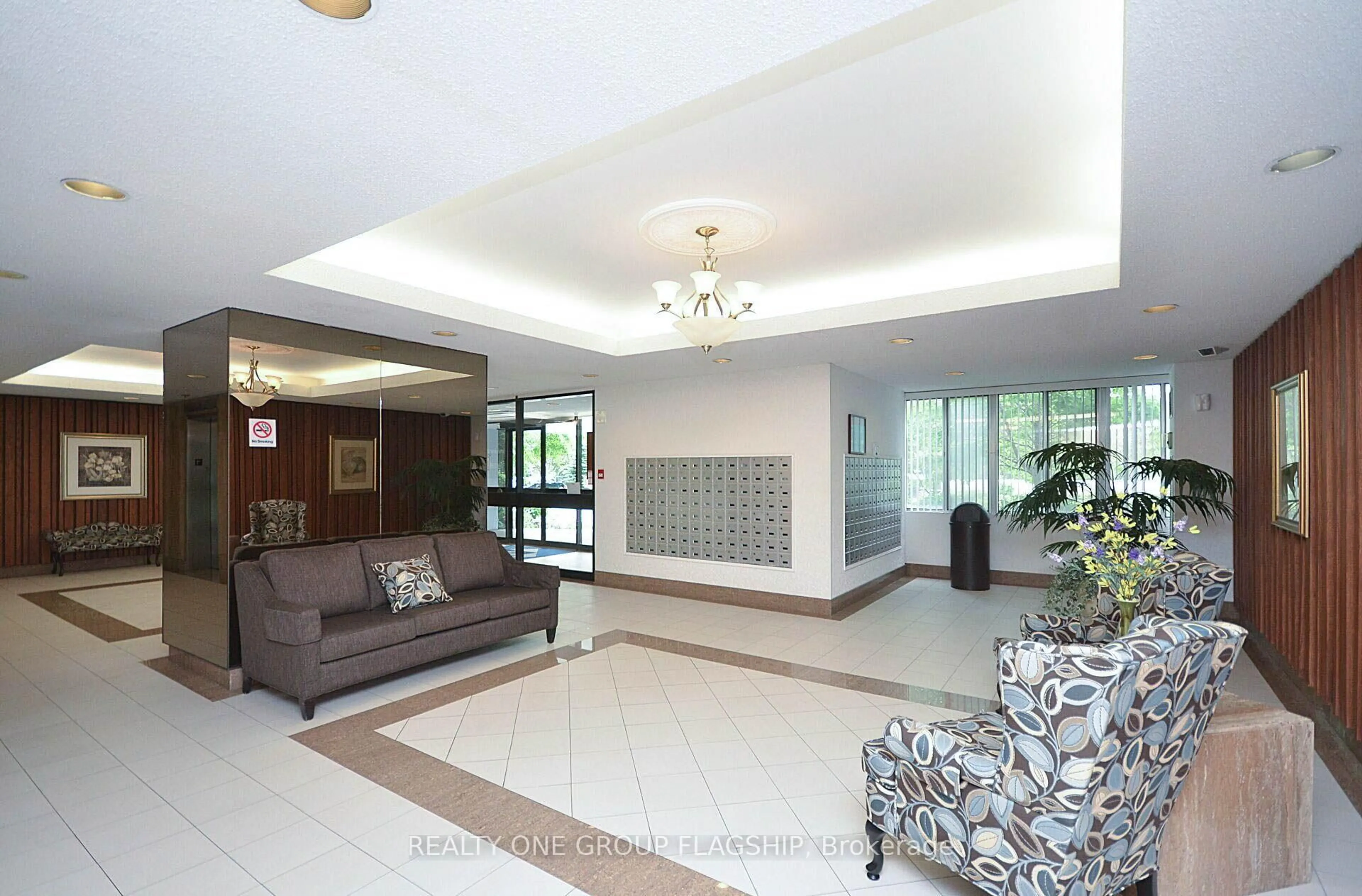 Indoor foyer for 50 Elm Dr #1209, Mississauga Ontario L5A 3X2