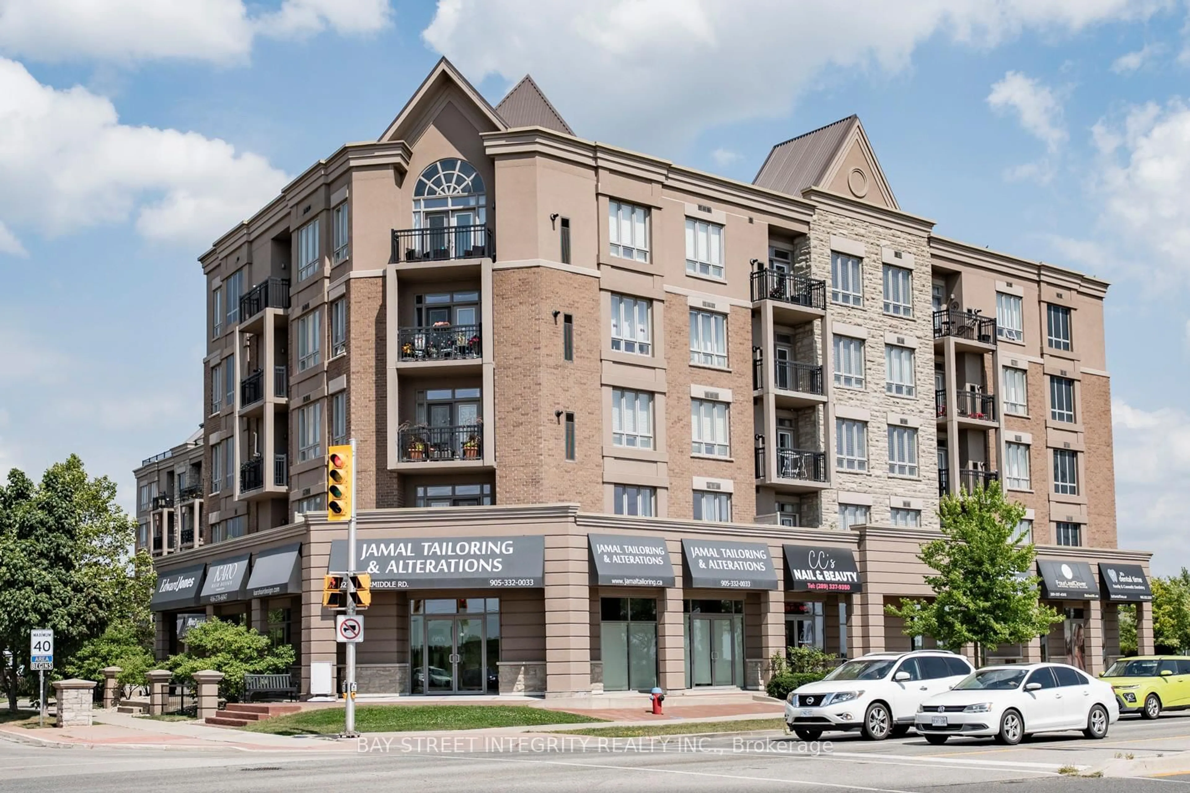 Indoor foyer for 5327 Upper Middle Rd #307, Burlington Ontario L7L 0E9