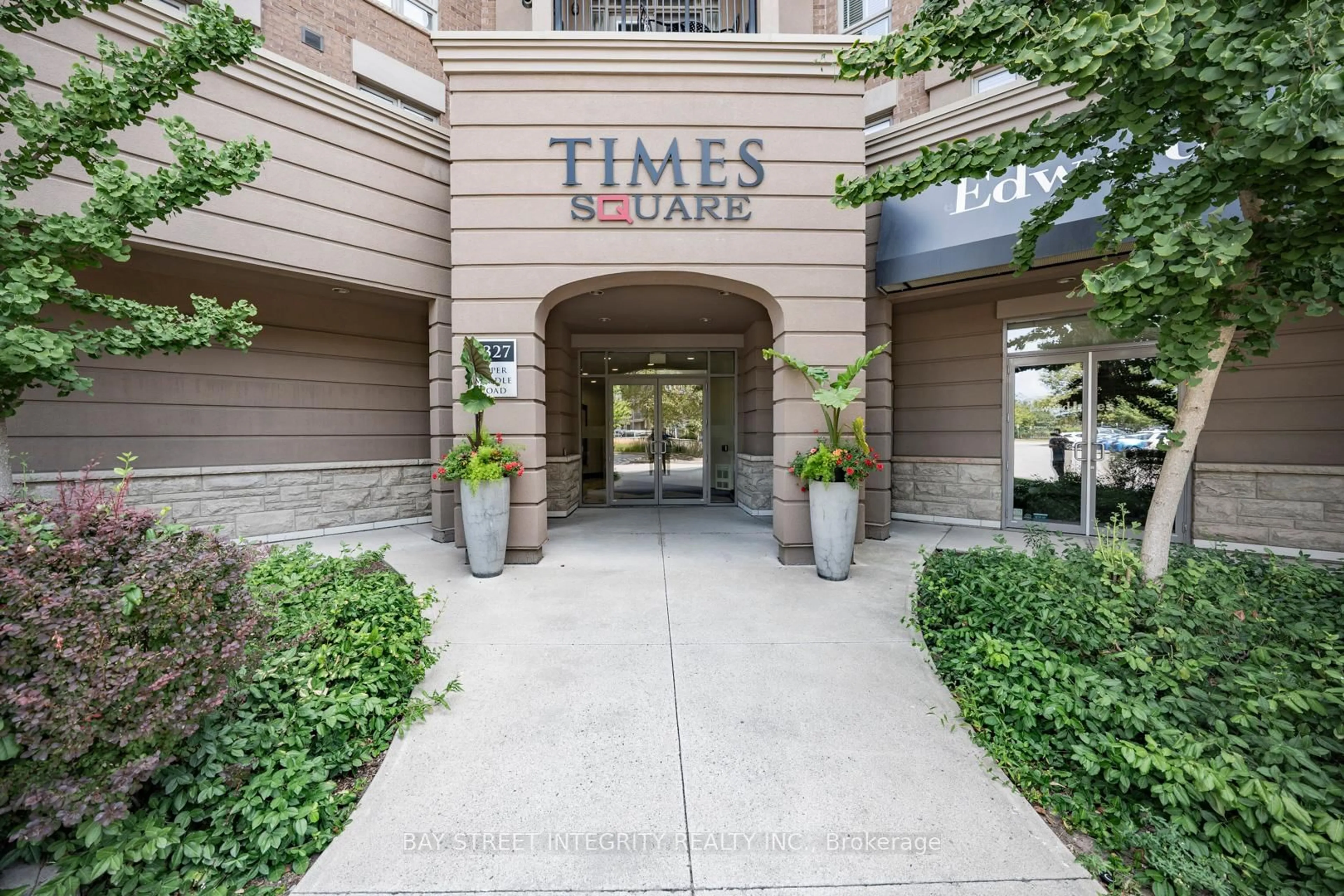 Indoor foyer for 5327 Upper Middle Rd #307, Burlington Ontario L7L 0E9