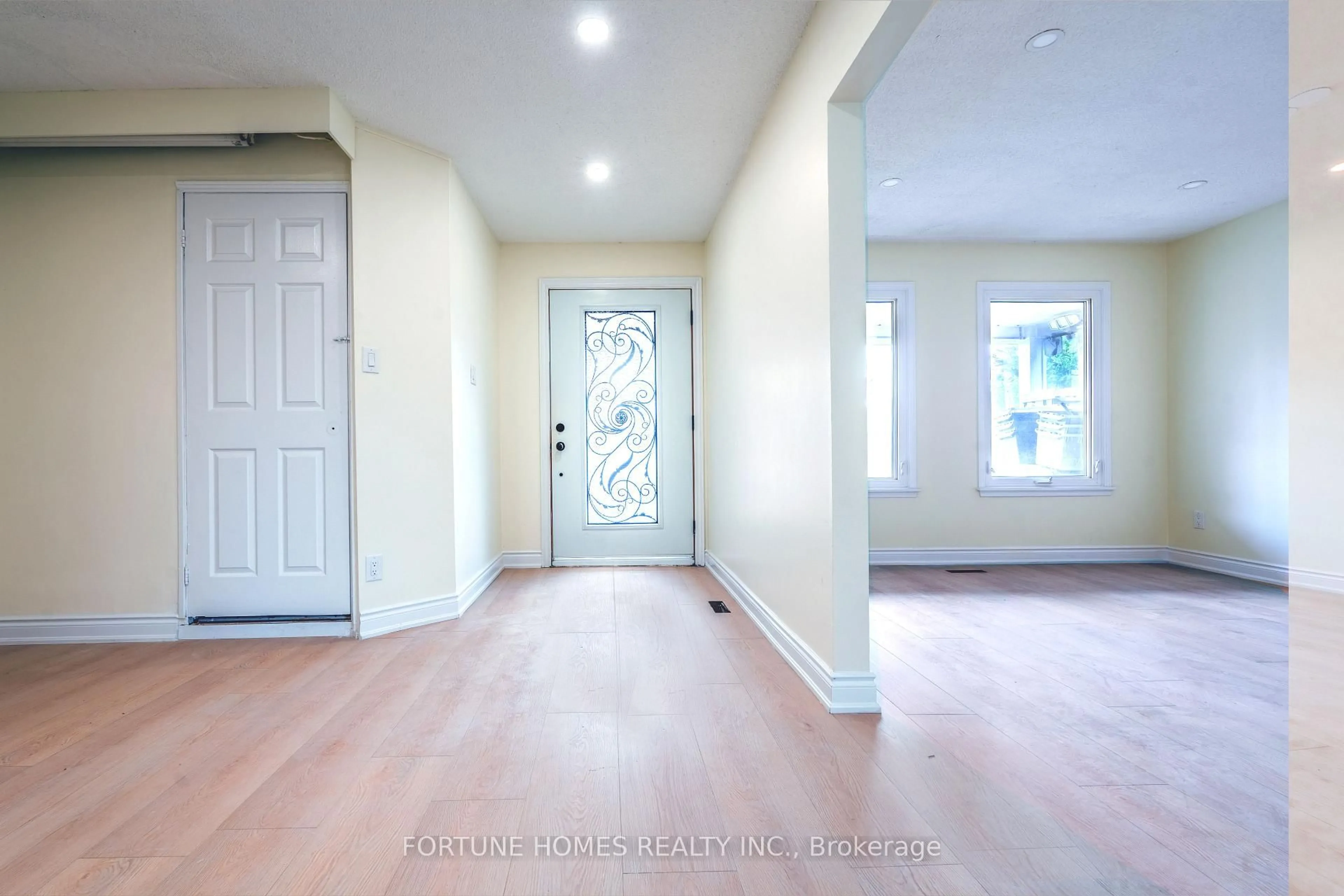 Indoor entryway for 68 Nasmith St, Brampton Ontario L6S 4Z5