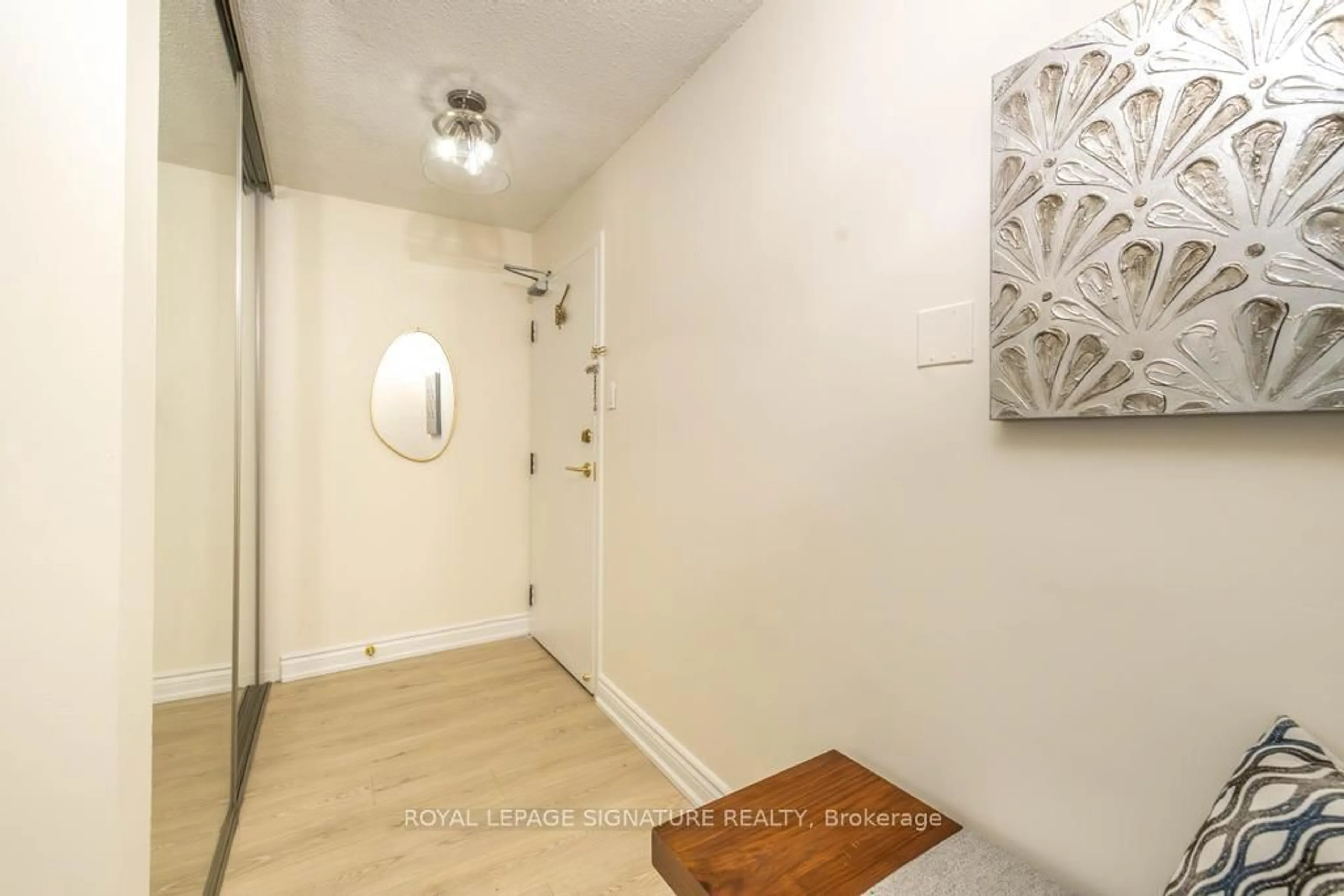 Indoor entryway for 4205 Shipp Dr #1806, Mississauga Ontario L4Z 2Y9