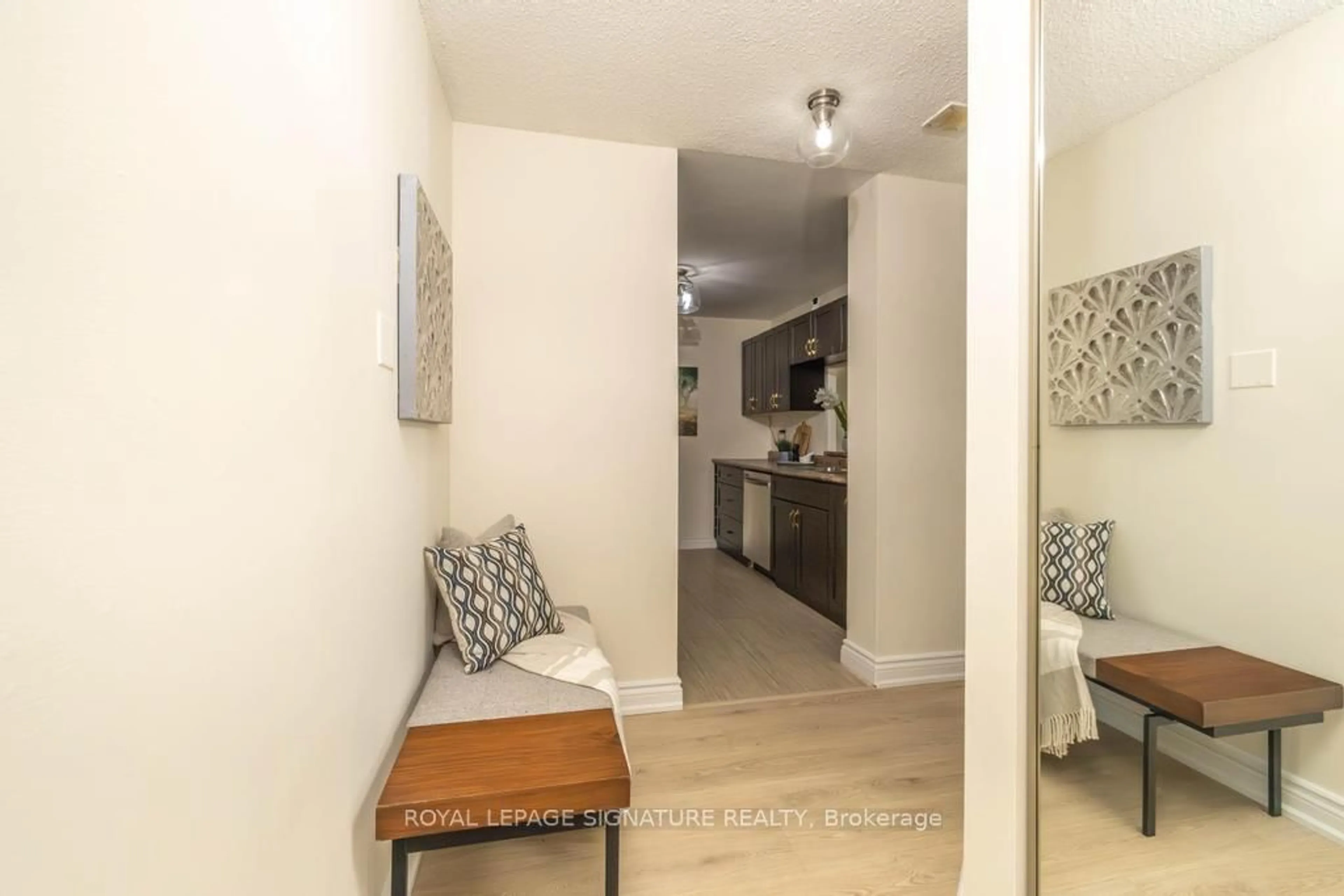 Indoor entryway for 4205 Shipp Dr #1806, Mississauga Ontario L4Z 2Y9