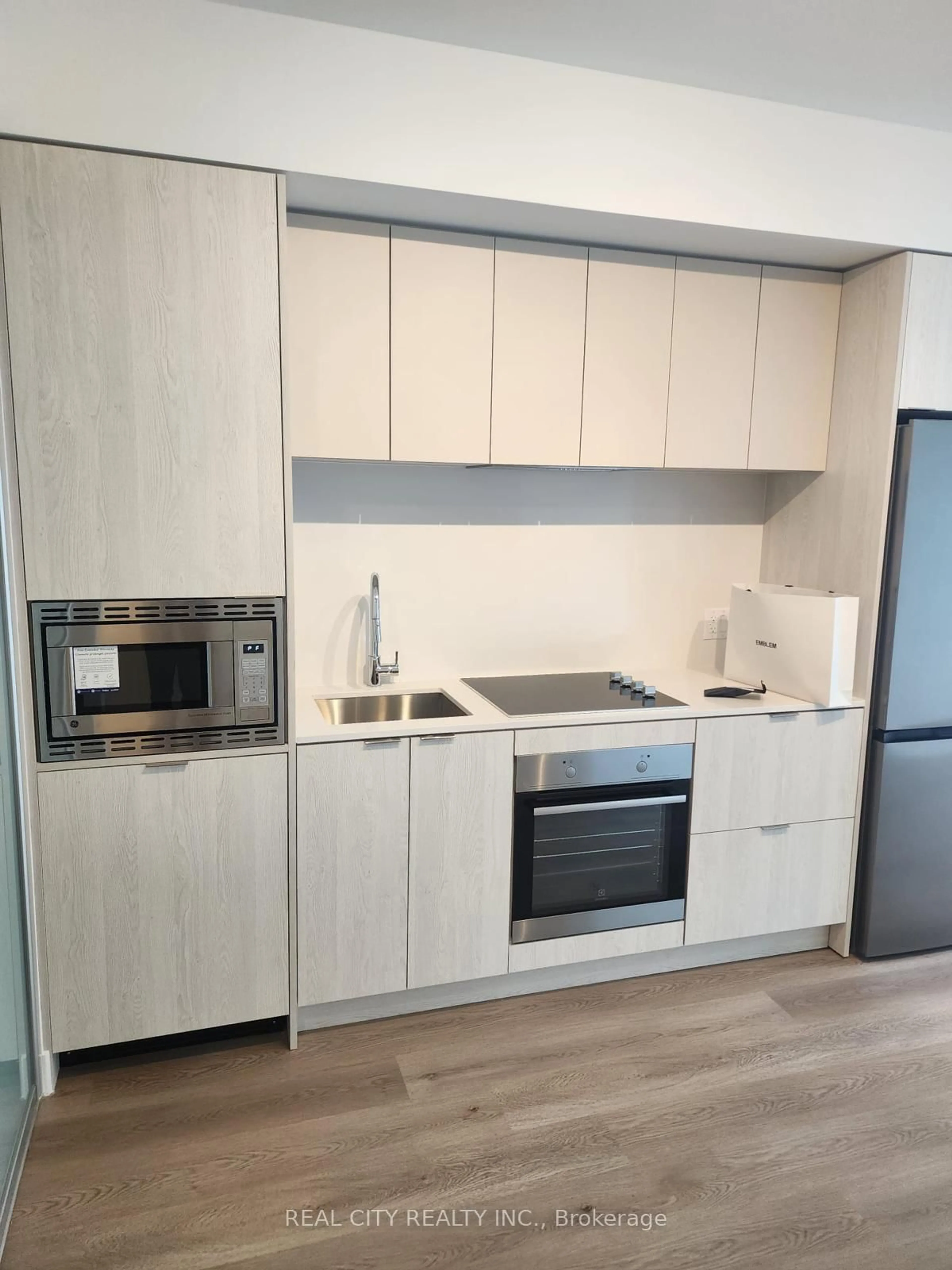 Standard kitchen, wood/laminate floor for 86 Dundas St #1005, Mississauga Ontario L5A 0B1