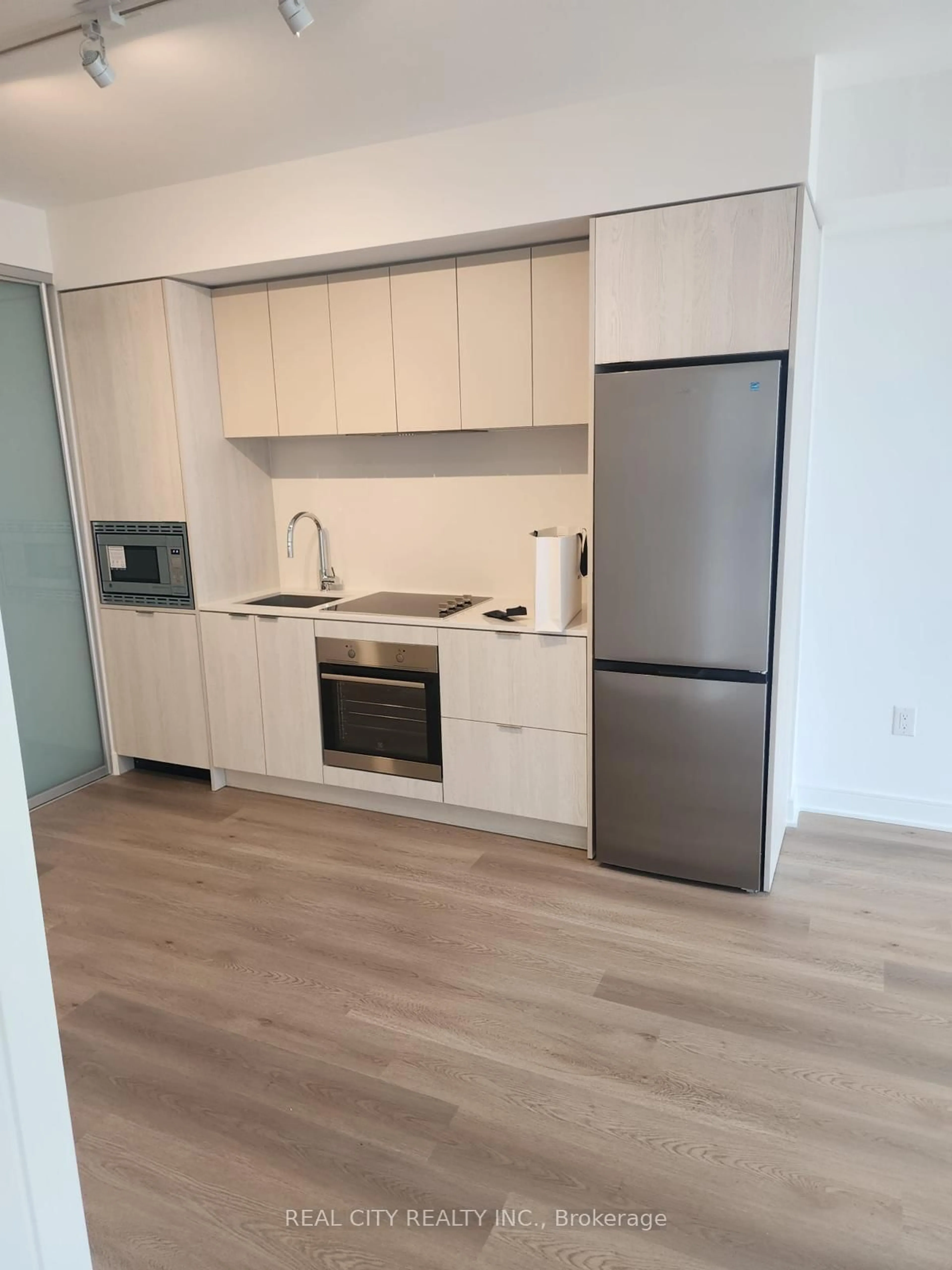 Standard kitchen, wood/laminate floor for 86 Dundas St #1005, Mississauga Ontario L5A 0B1
