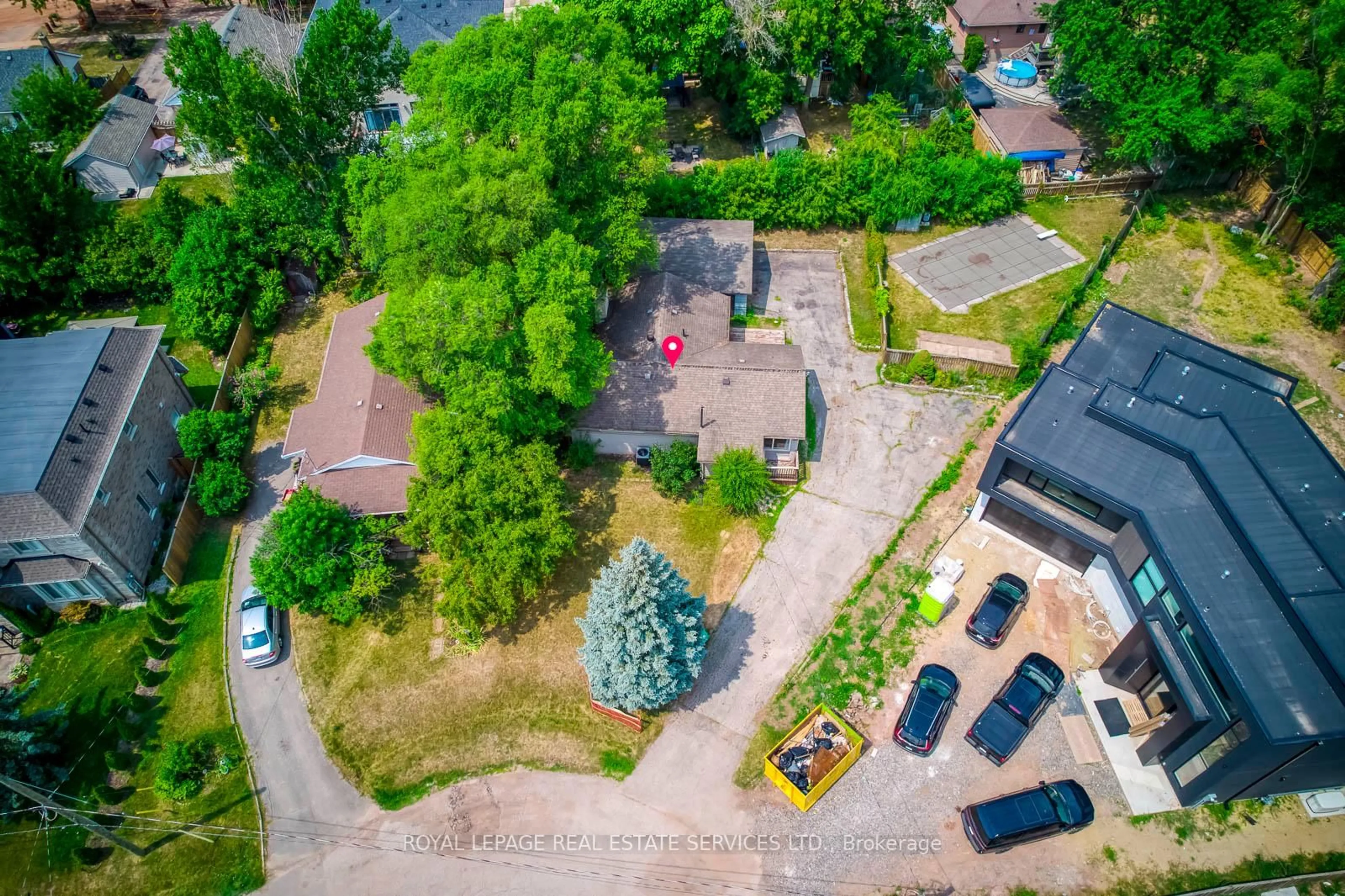 A pic from outside/outdoor area/front of a property/back of a property/a pic from drone, street for 109 Ringwood Rd, Oakville Ontario L6H 1K3