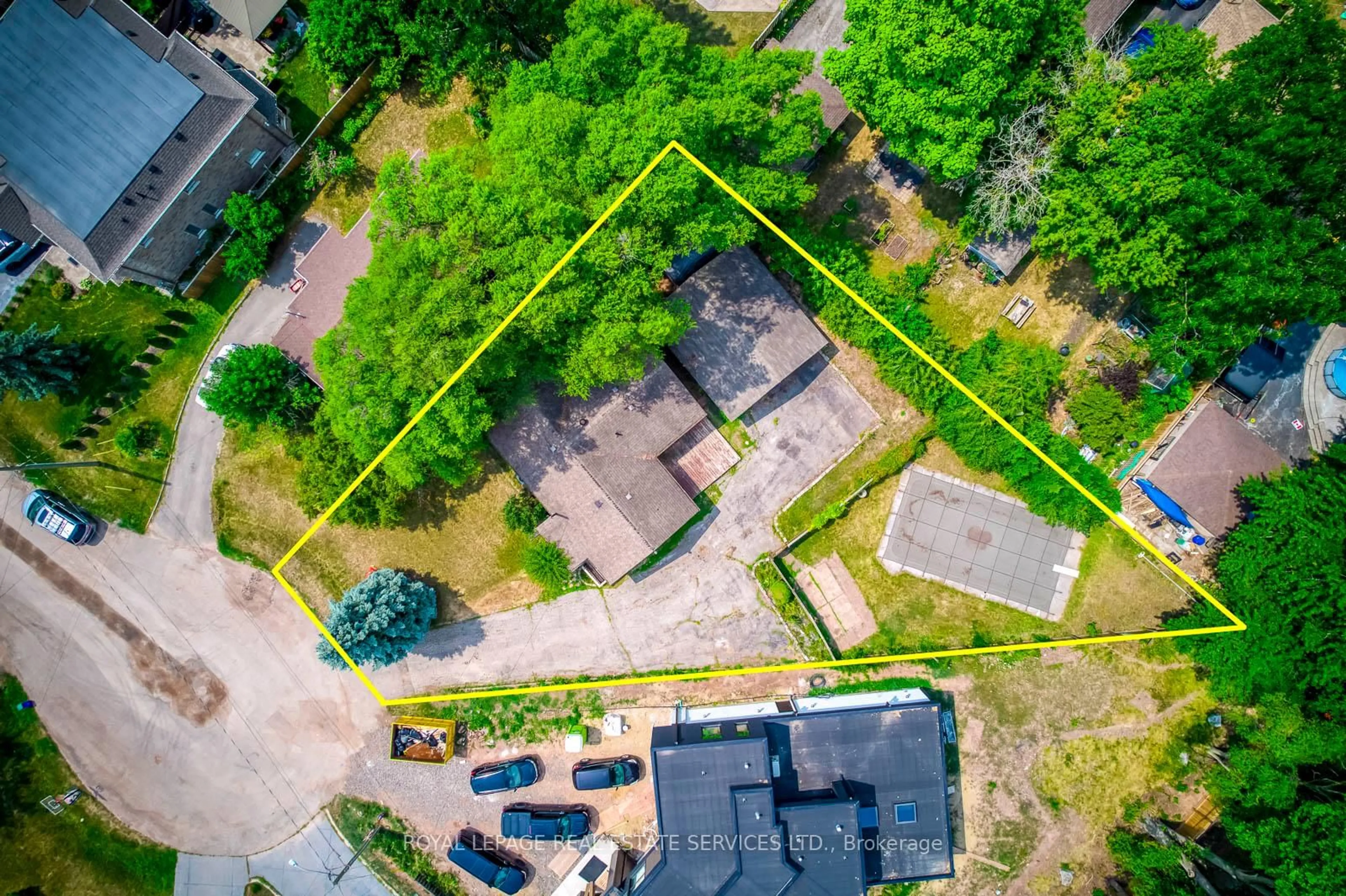 A pic from outside/outdoor area/front of a property/back of a property/a pic from drone, street for 109 Ringwood Rd, Oakville Ontario L6H 1K3