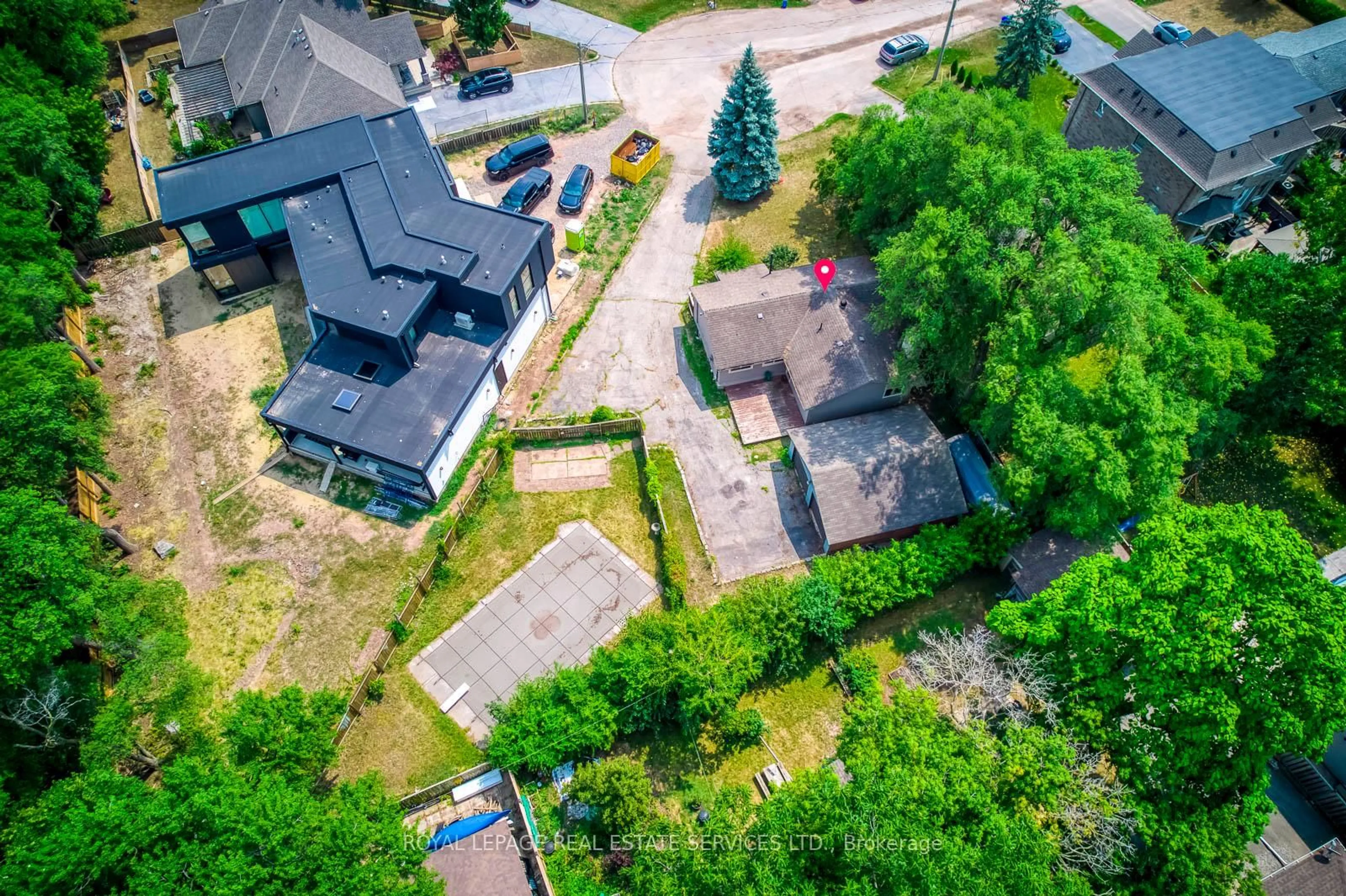 A pic from outside/outdoor area/front of a property/back of a property/a pic from drone, street for 109 Ringwood Rd, Oakville Ontario L6H 1K3