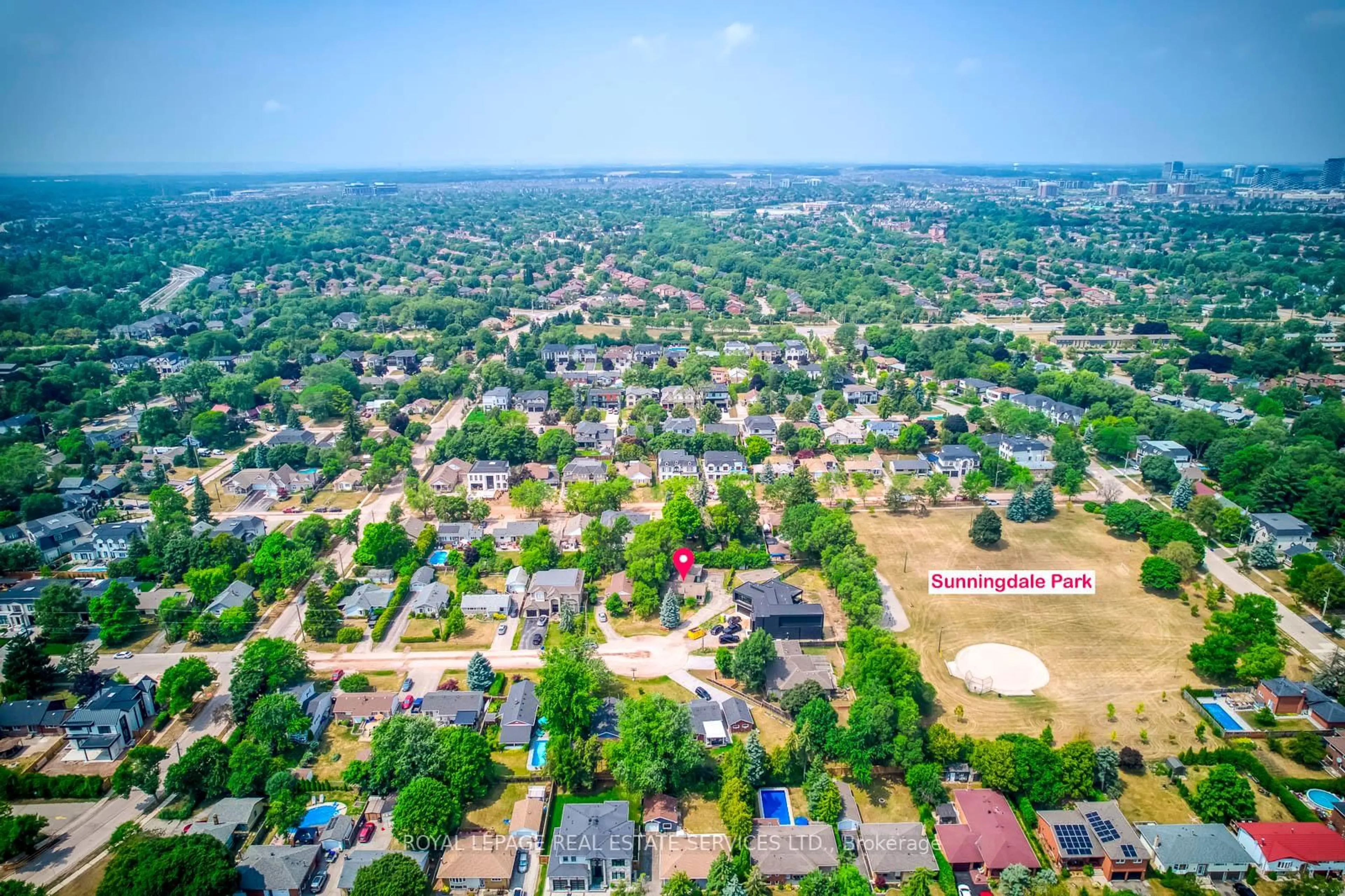 A pic from outside/outdoor area/front of a property/back of a property/a pic from drone, street for 109 Ringwood Rd, Oakville Ontario L6H 1K3