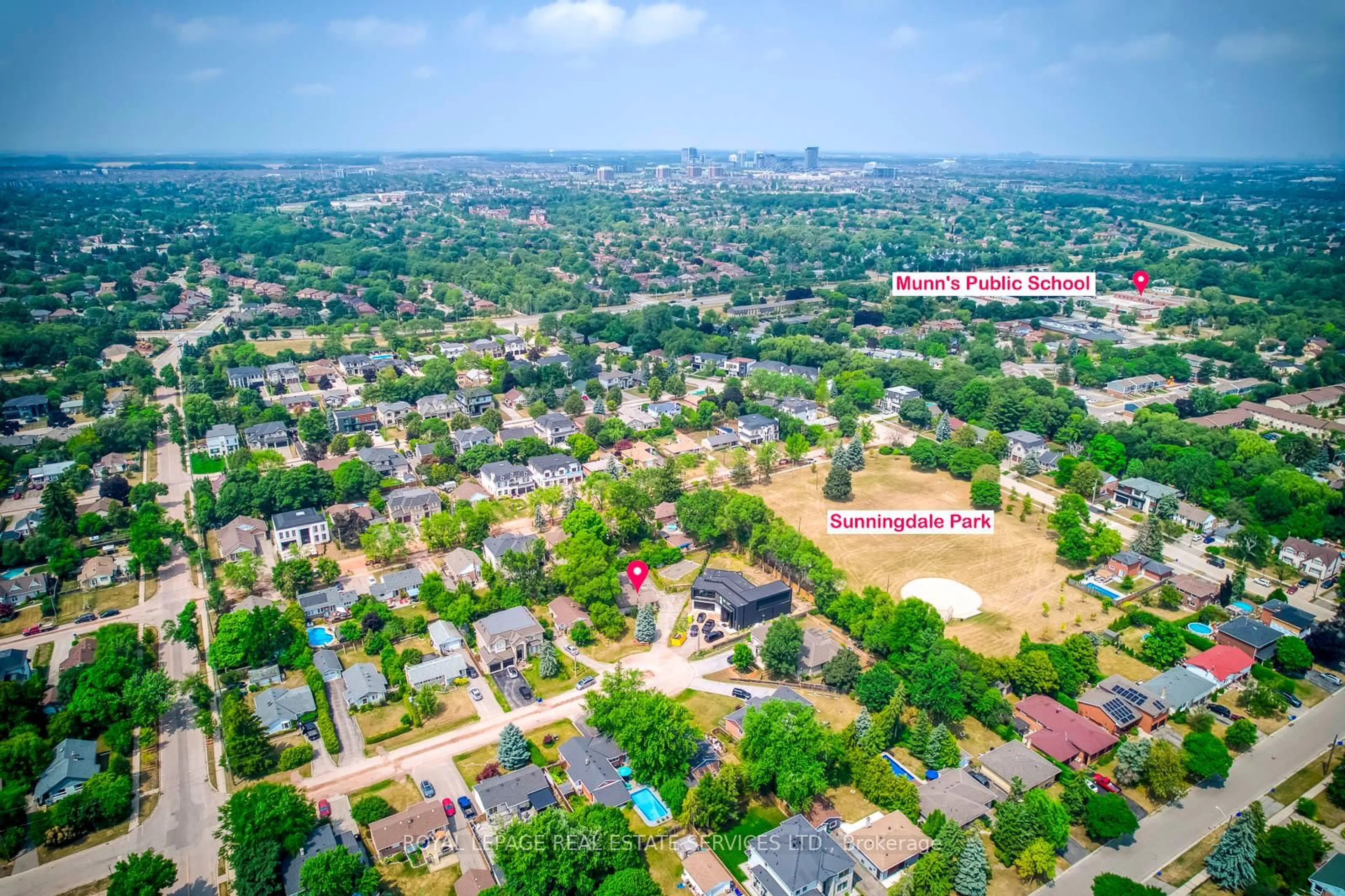 A pic from outside/outdoor area/front of a property/back of a property/a pic from drone, street for 109 Ringwood Rd, Oakville Ontario L6H 1K3