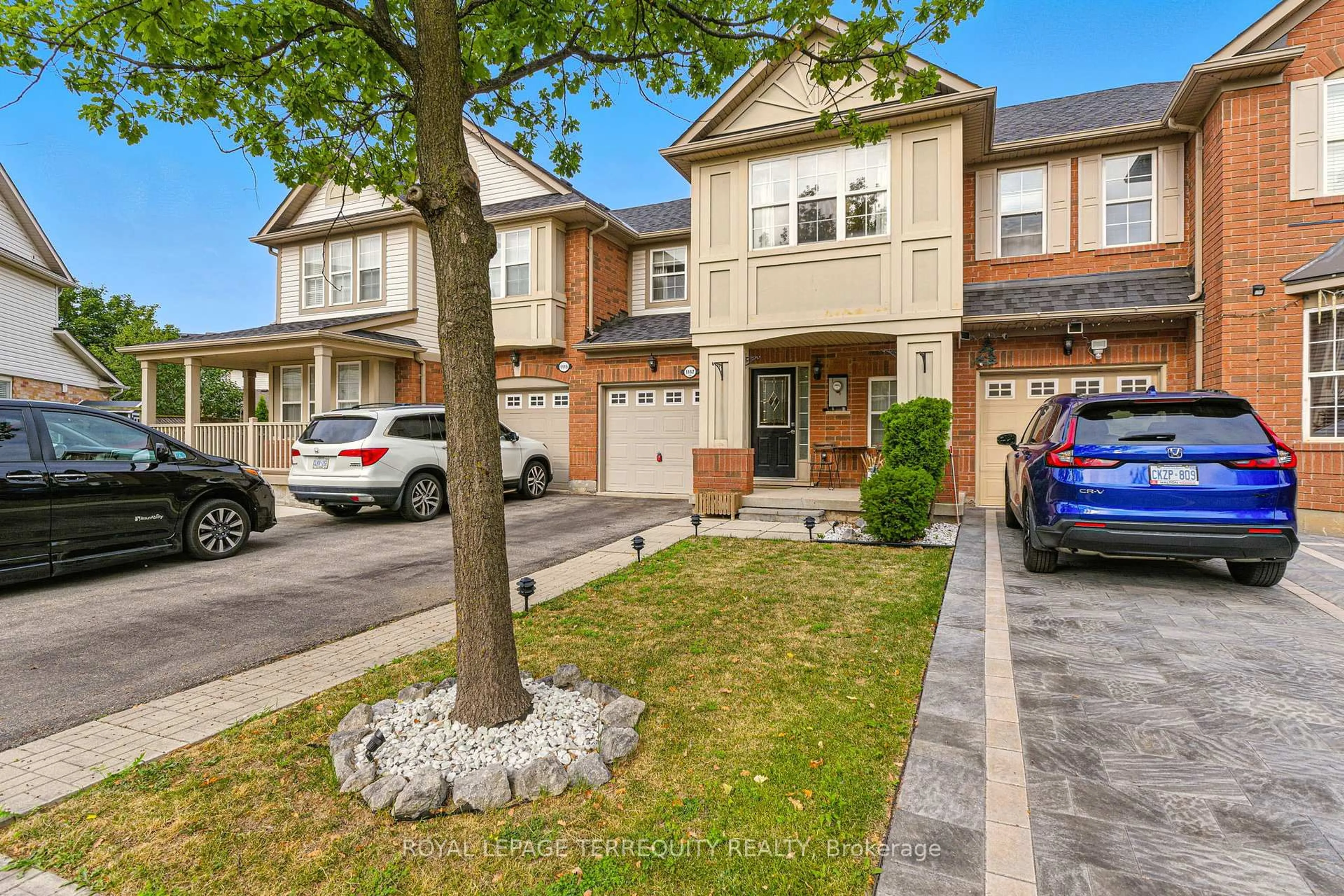 A pic from outside/outdoor area/front of a property/back of a property/a pic from drone, street for 1117 Riddell Cres, Milton Ontario L9T 6Y2