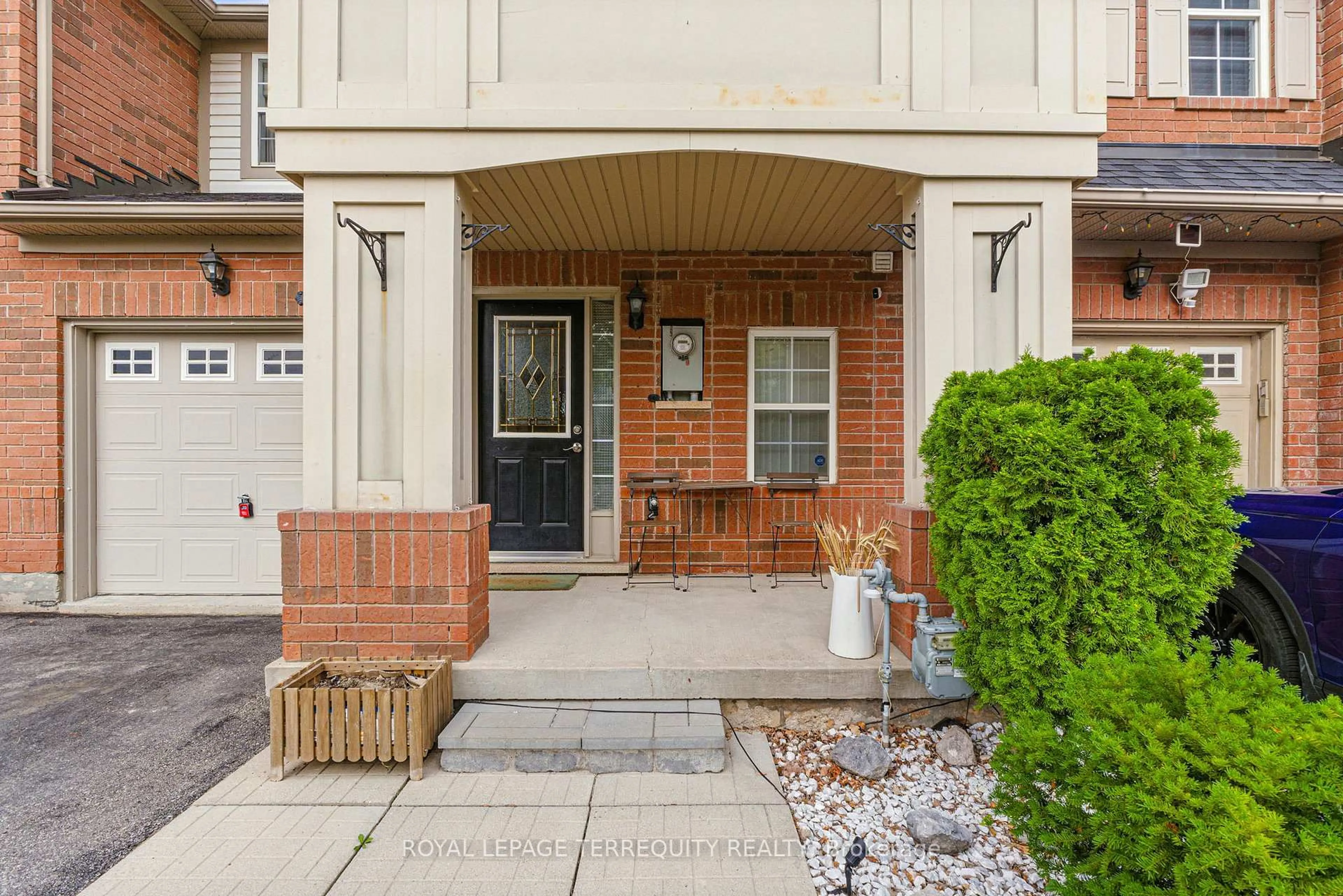Indoor entryway for 1117 Riddell Cres, Milton Ontario L9T 6Y2
