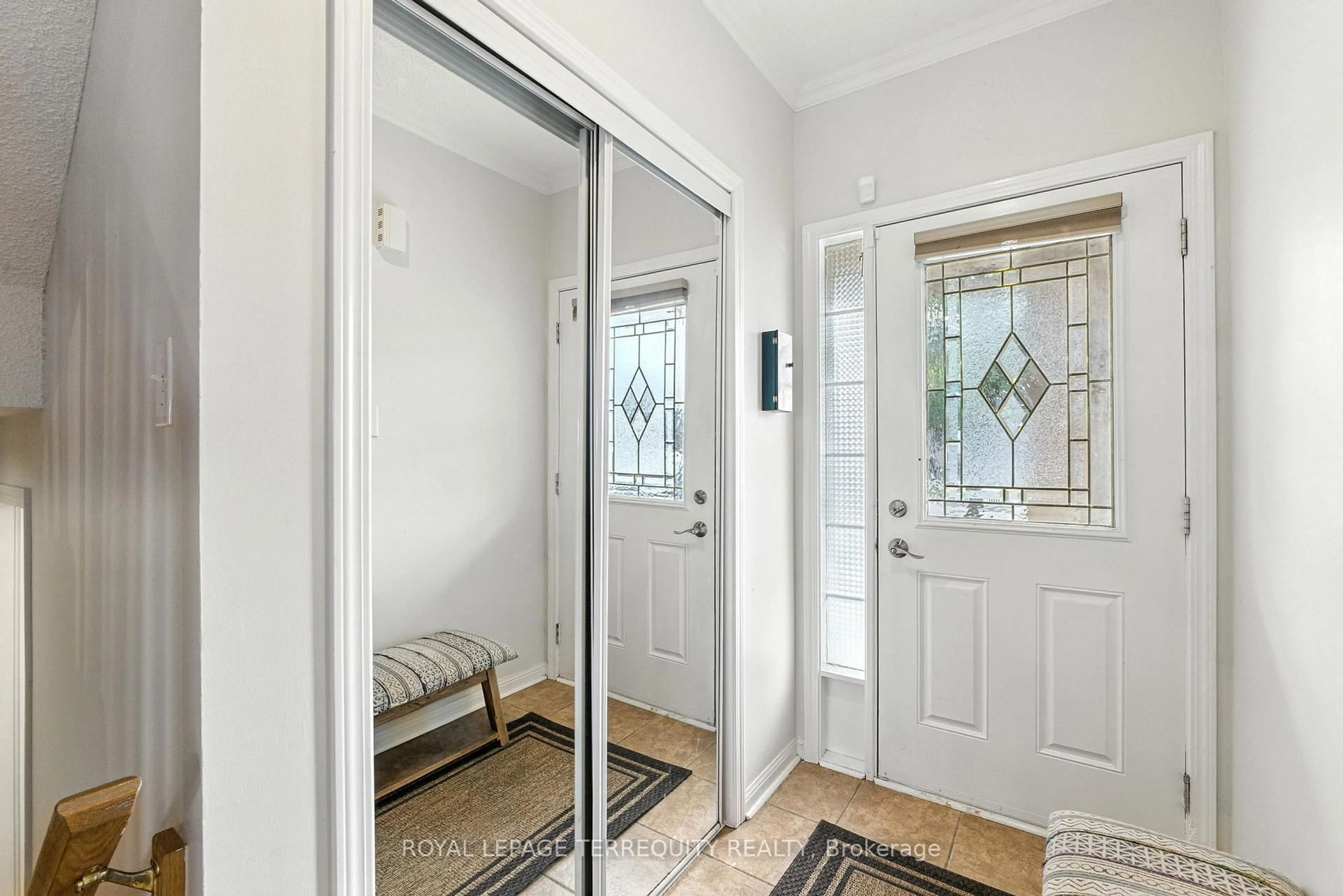 Indoor entryway for 1117 Riddell Cres, Milton Ontario L9T 6Y2