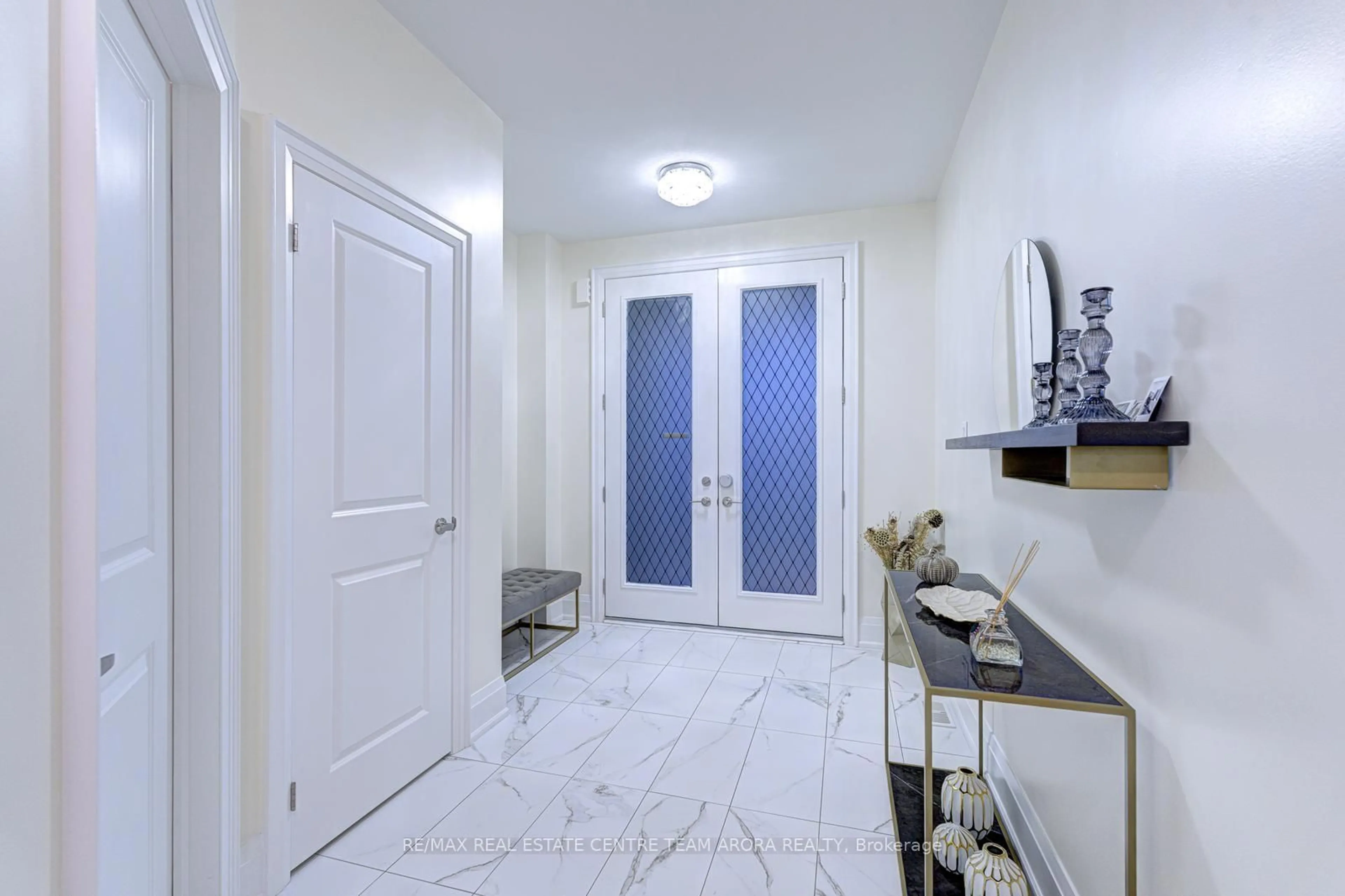 Indoor entryway for 8 Ferdinand Dr, Brampton Ontario L6Y 2C9