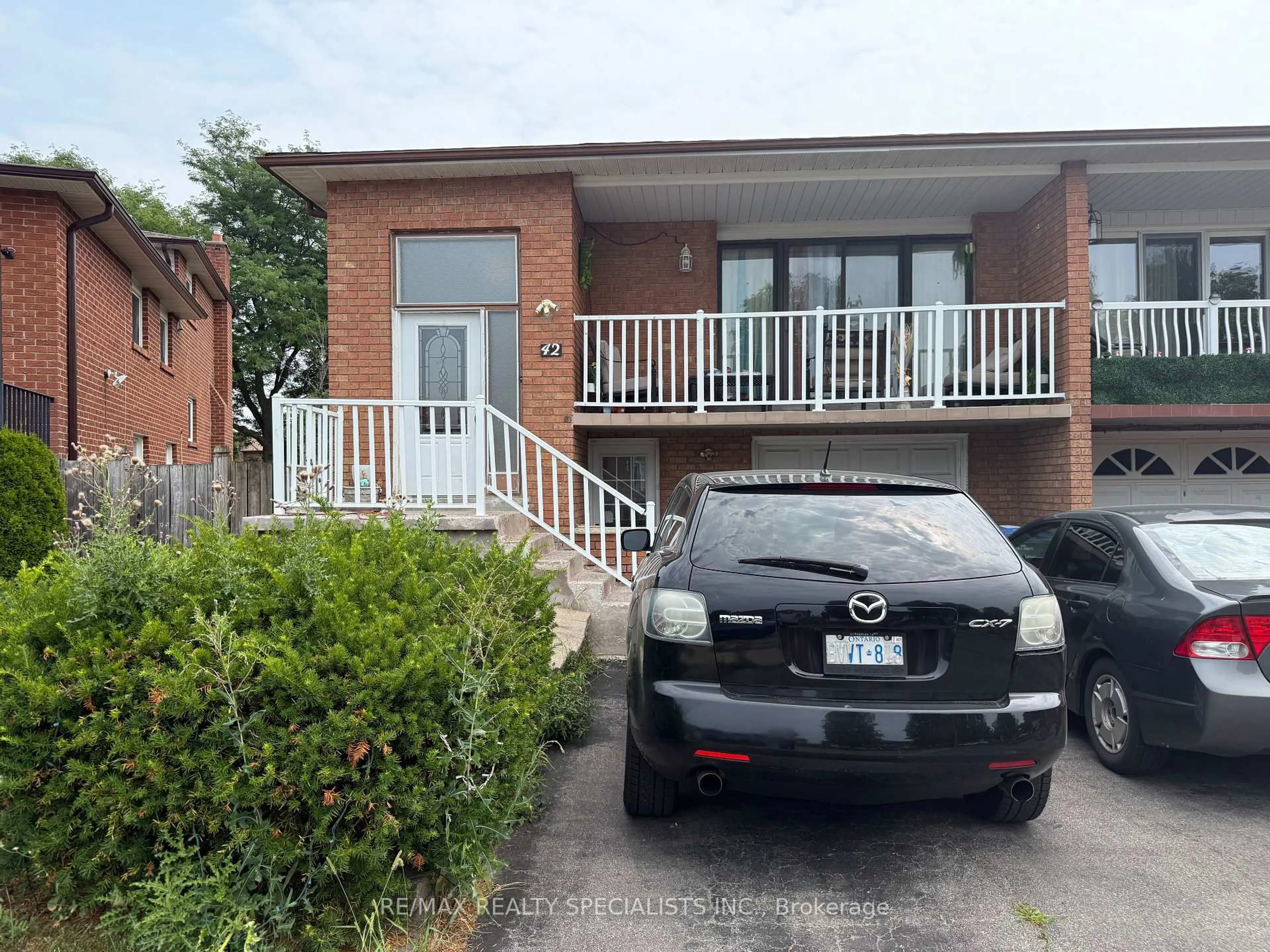 A pic from outside/outdoor area/front of a property/back of a property/a pic from drone, street for 42 Dantek Crt, Brampton Ontario L6V 3T4