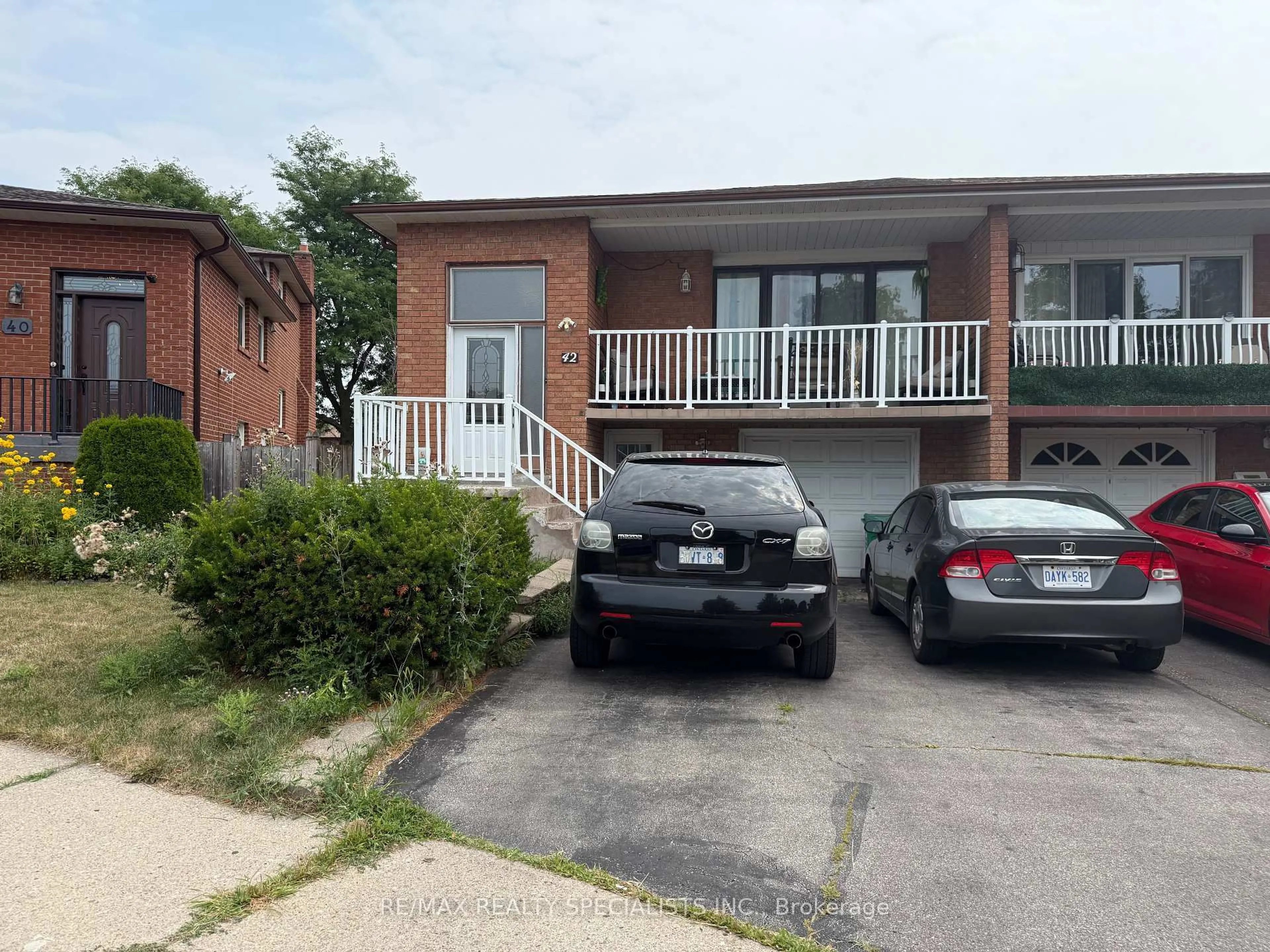 A pic from outside/outdoor area/front of a property/back of a property/a pic from drone, street for 42 Dantek Crt, Brampton Ontario L6V 3T4