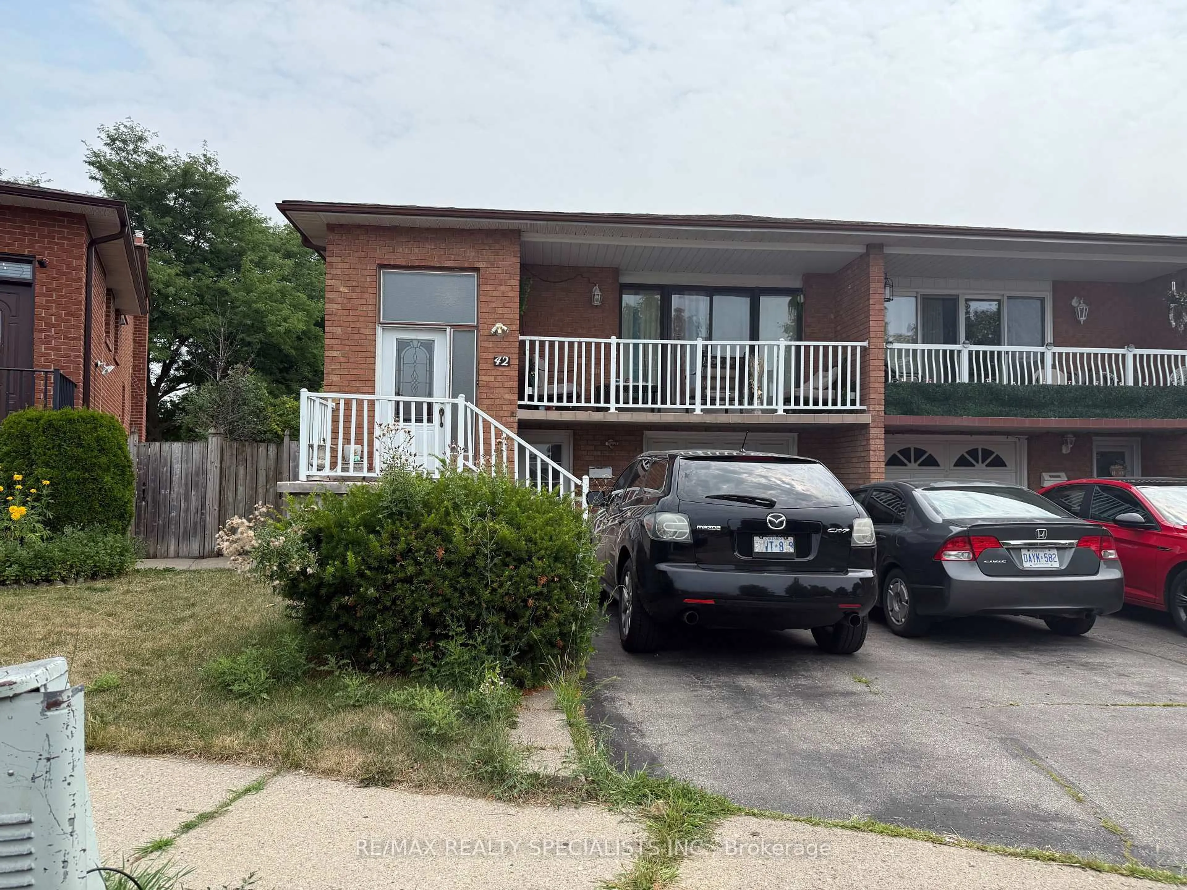 A pic from outside/outdoor area/front of a property/back of a property/a pic from drone, street for 42 Dantek Crt, Brampton Ontario L6V 3T4