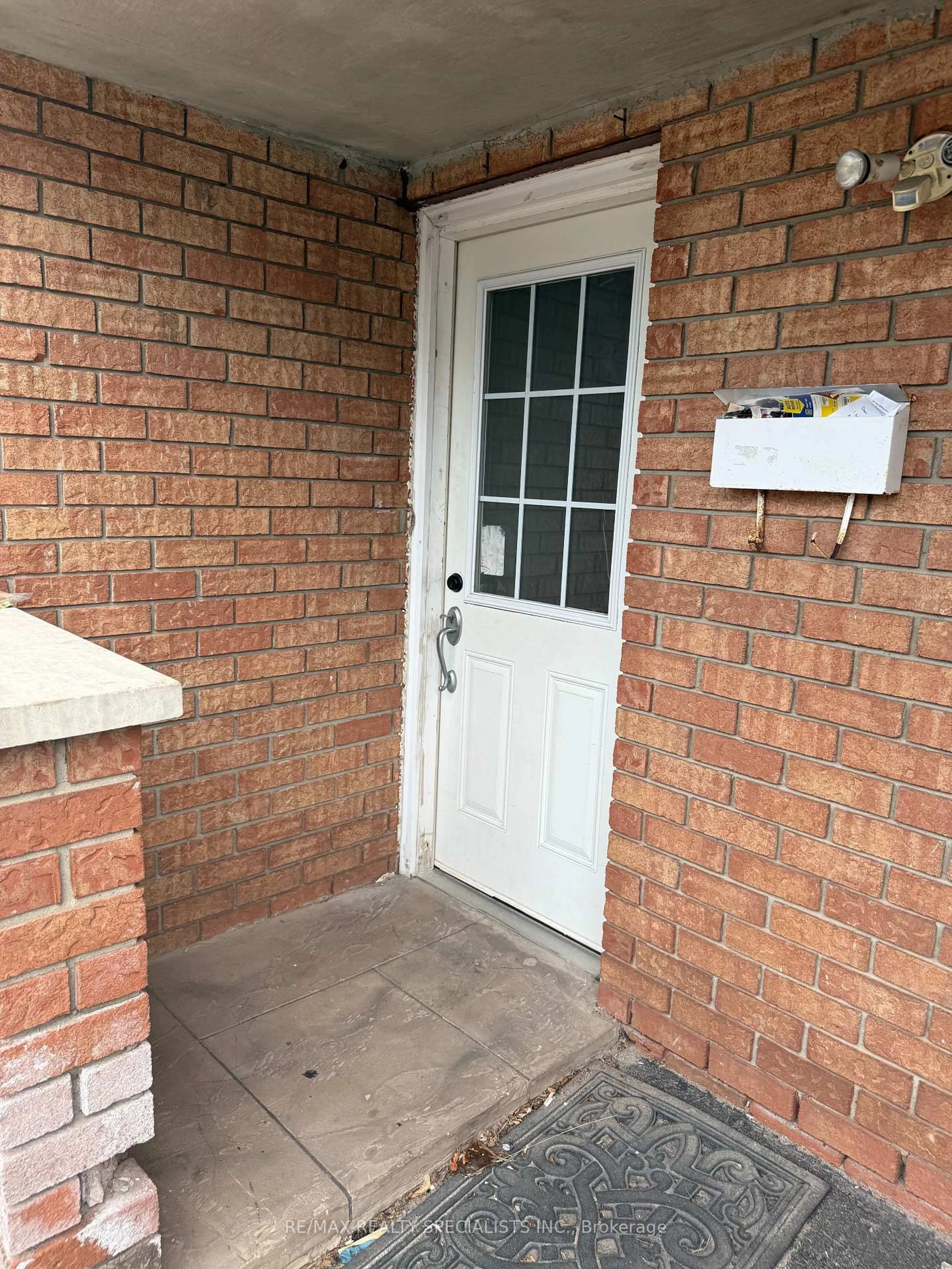 Indoor entryway for 42 Dantek Crt, Brampton Ontario L6V 3T4