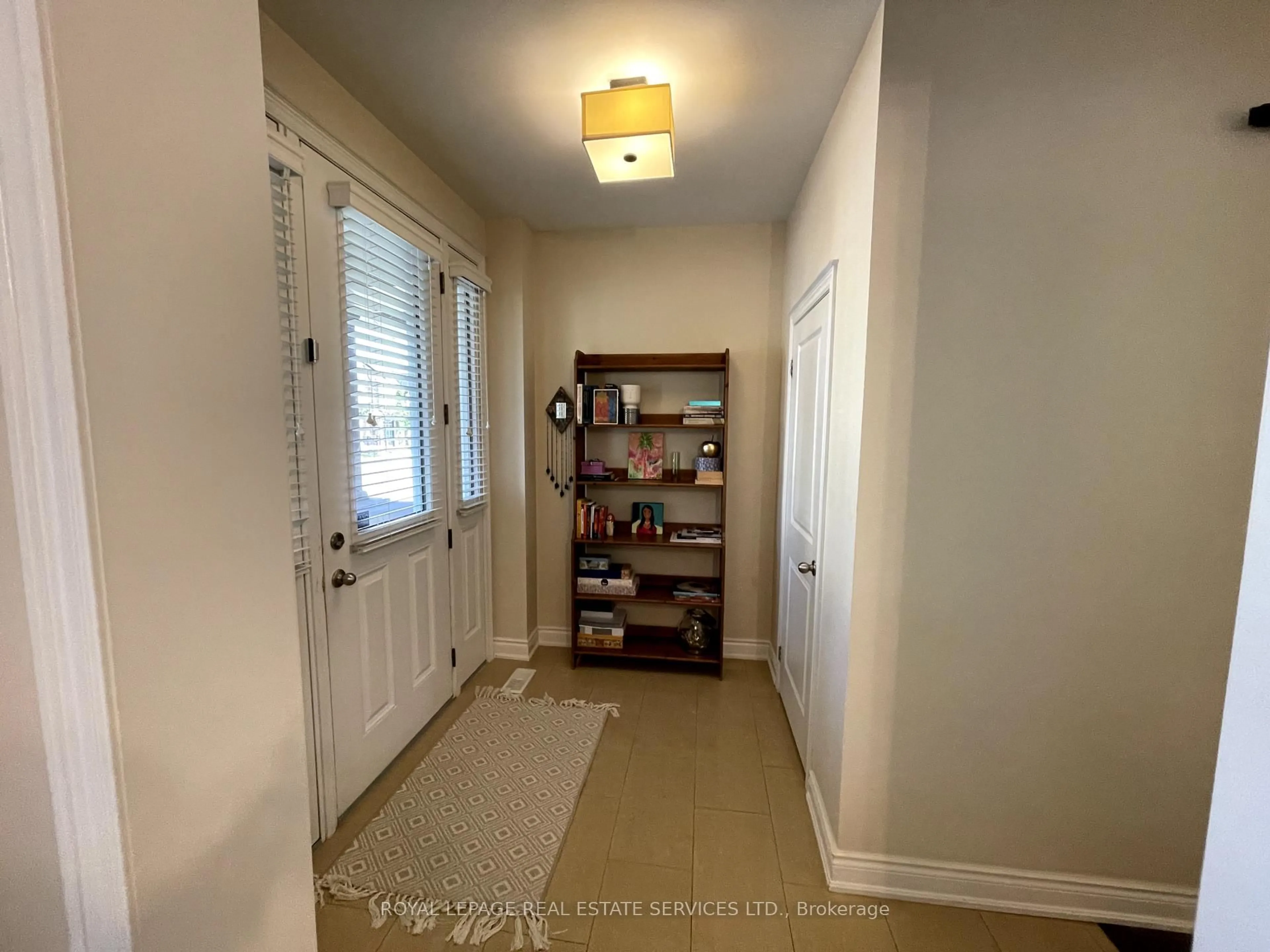 Indoor entryway for 527 SIXTEEN MILE Dr, Oakville Ontario L6M 0P7