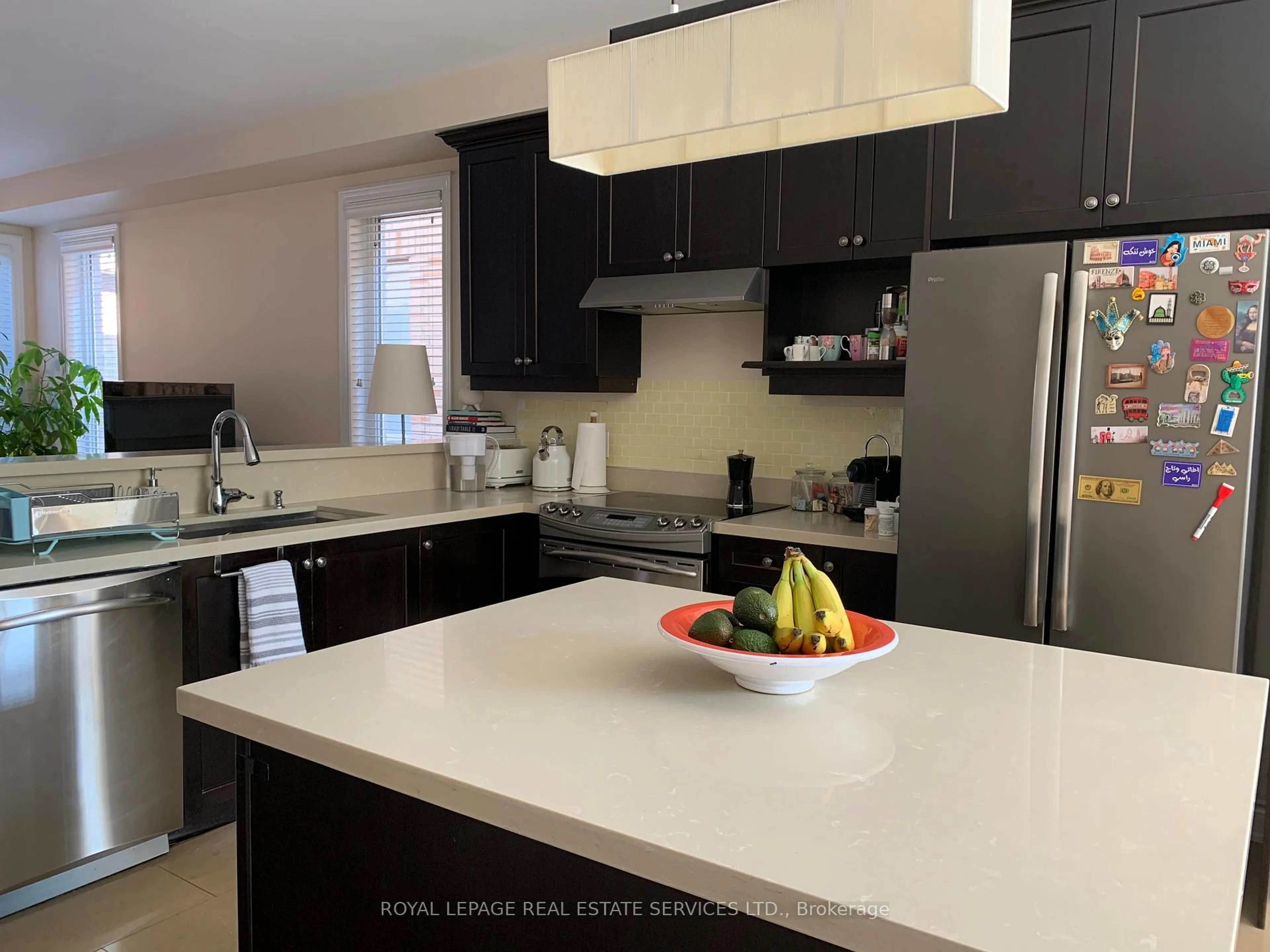 Open concept kitchen, ceramic/tile floor for 527 SIXTEEN MILE Dr, Oakville Ontario L6M 0P7
