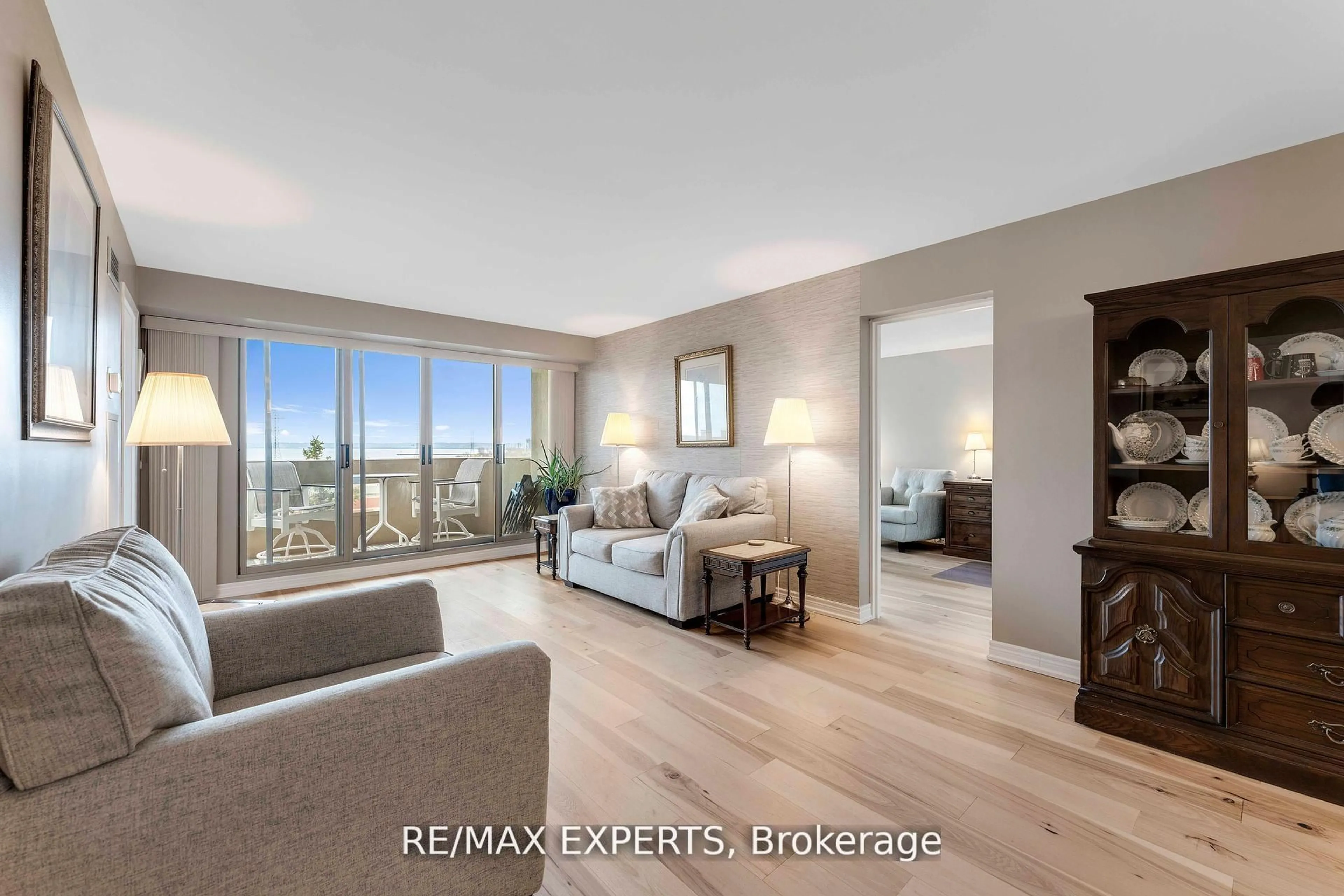 Living room with furniture, wood/laminate floor for 1201 North Shore Blvd #809, Burlington Ontario L7S 1Z5