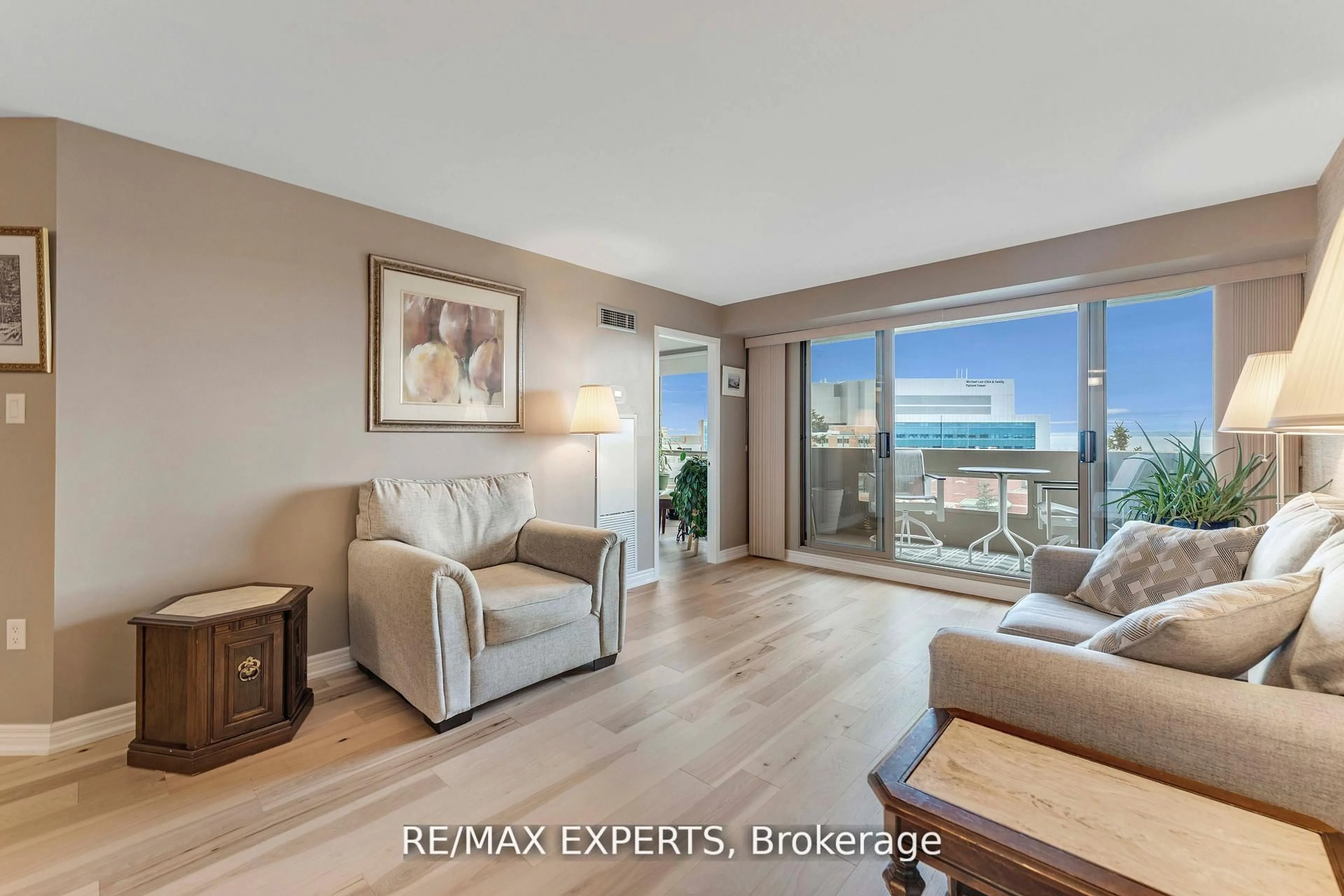 Living room with furniture, wood/laminate floor for 1201 North Shore Blvd #809, Burlington Ontario L7S 1Z5
