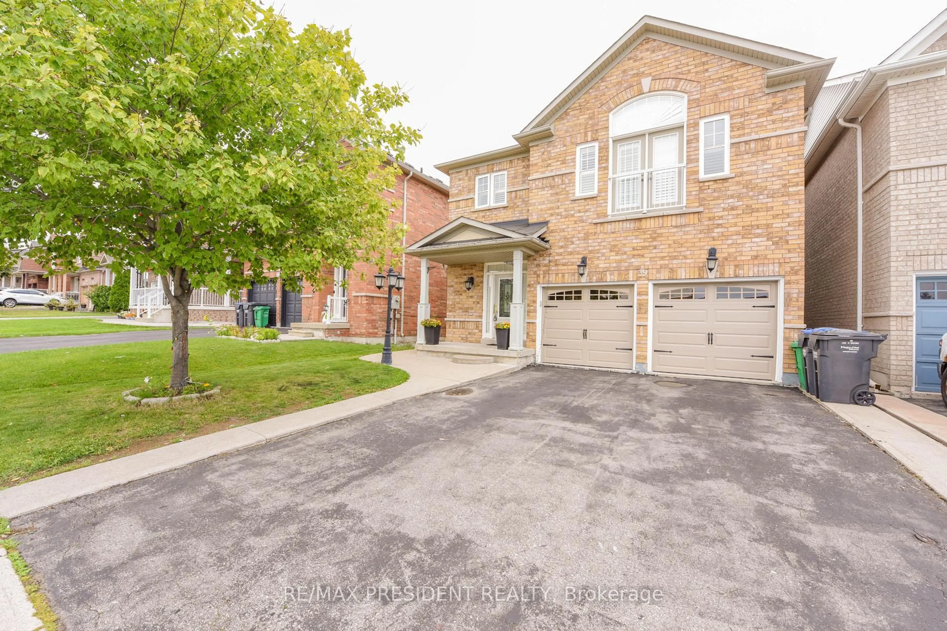 Home with brick exterior material, street for 39 Pantomine Blvd, Brampton Ontario L6Y 5N2