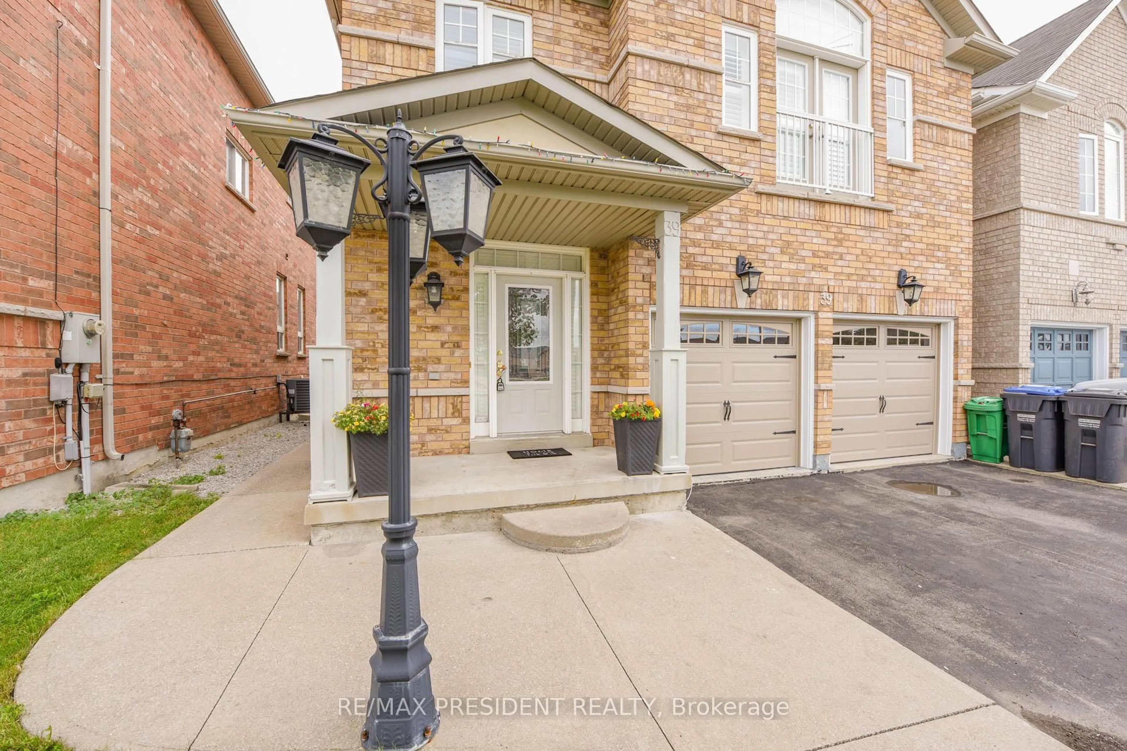 Unknown for 39 Pantomine Blvd, Brampton Ontario L6Y 5N2