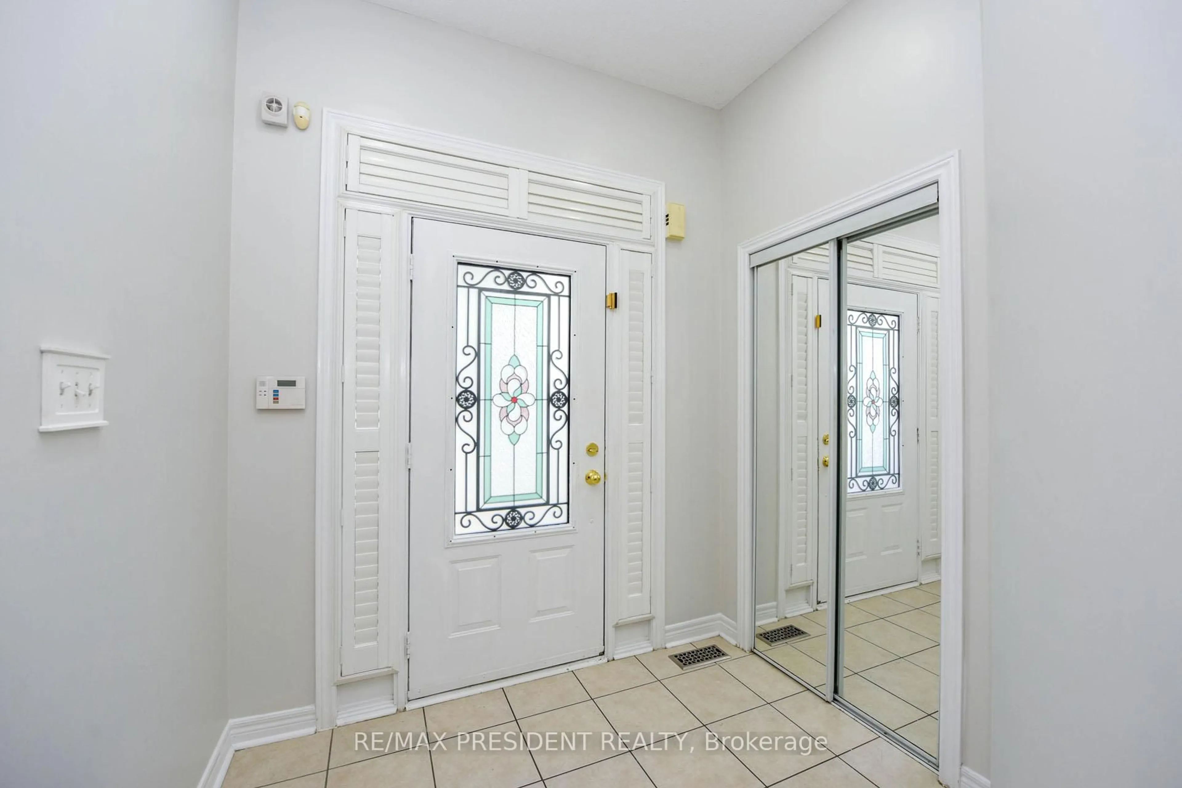 Indoor foyer for 39 Pantomine Blvd, Brampton Ontario L6Y 5N2