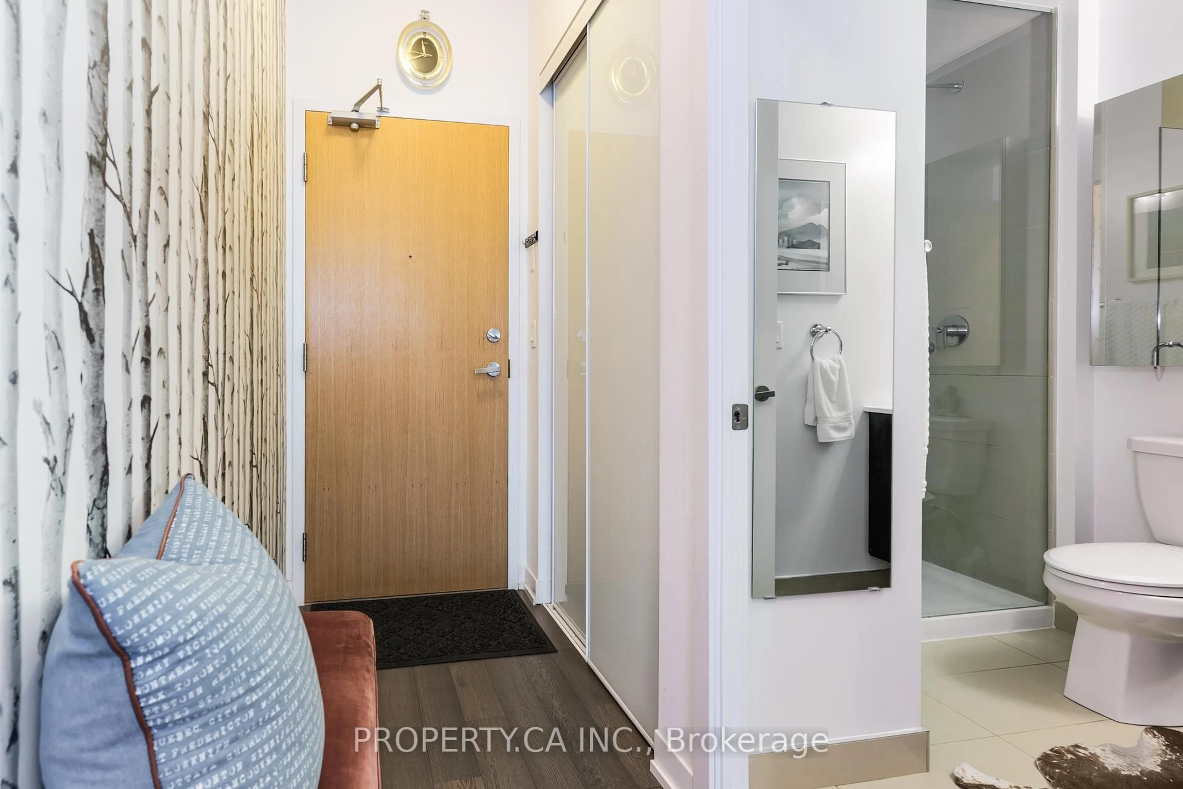 Indoor entryway for 36 Howard Park Ave #207, Toronto Ontario M6R 0A5