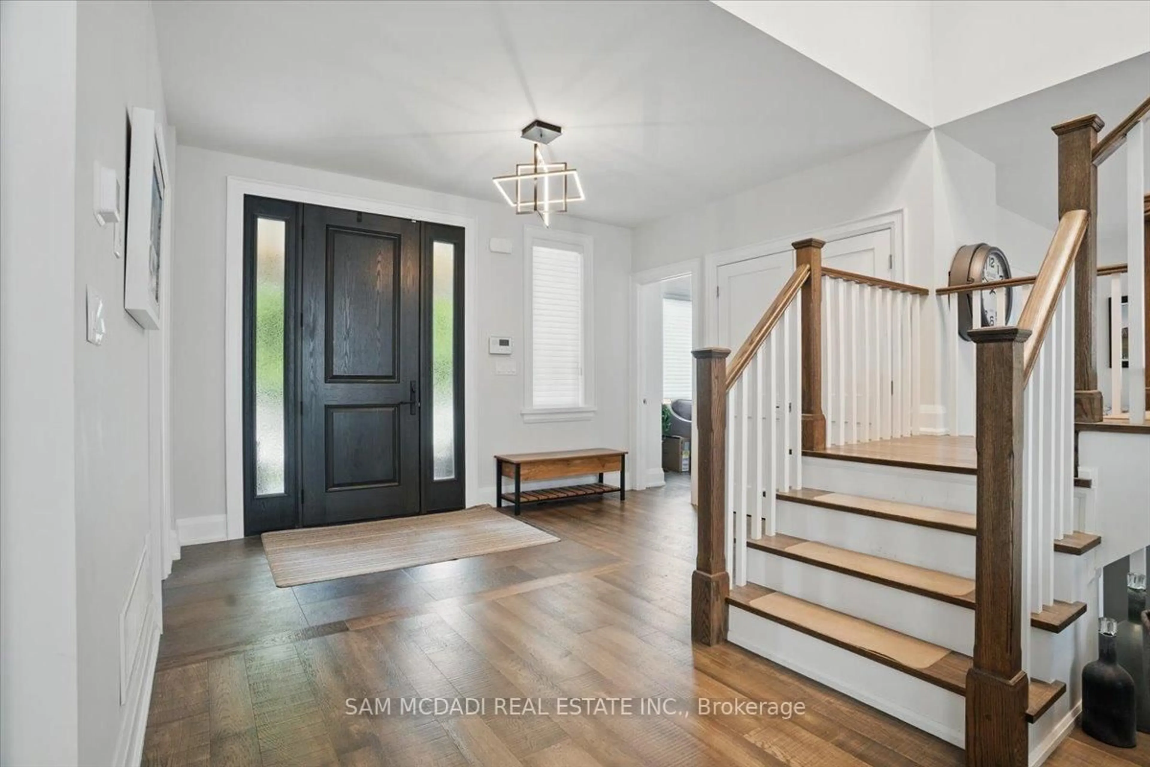 Indoor entryway for 2163 Deyncourt Dr, Burlington Ontario L7R 1W2