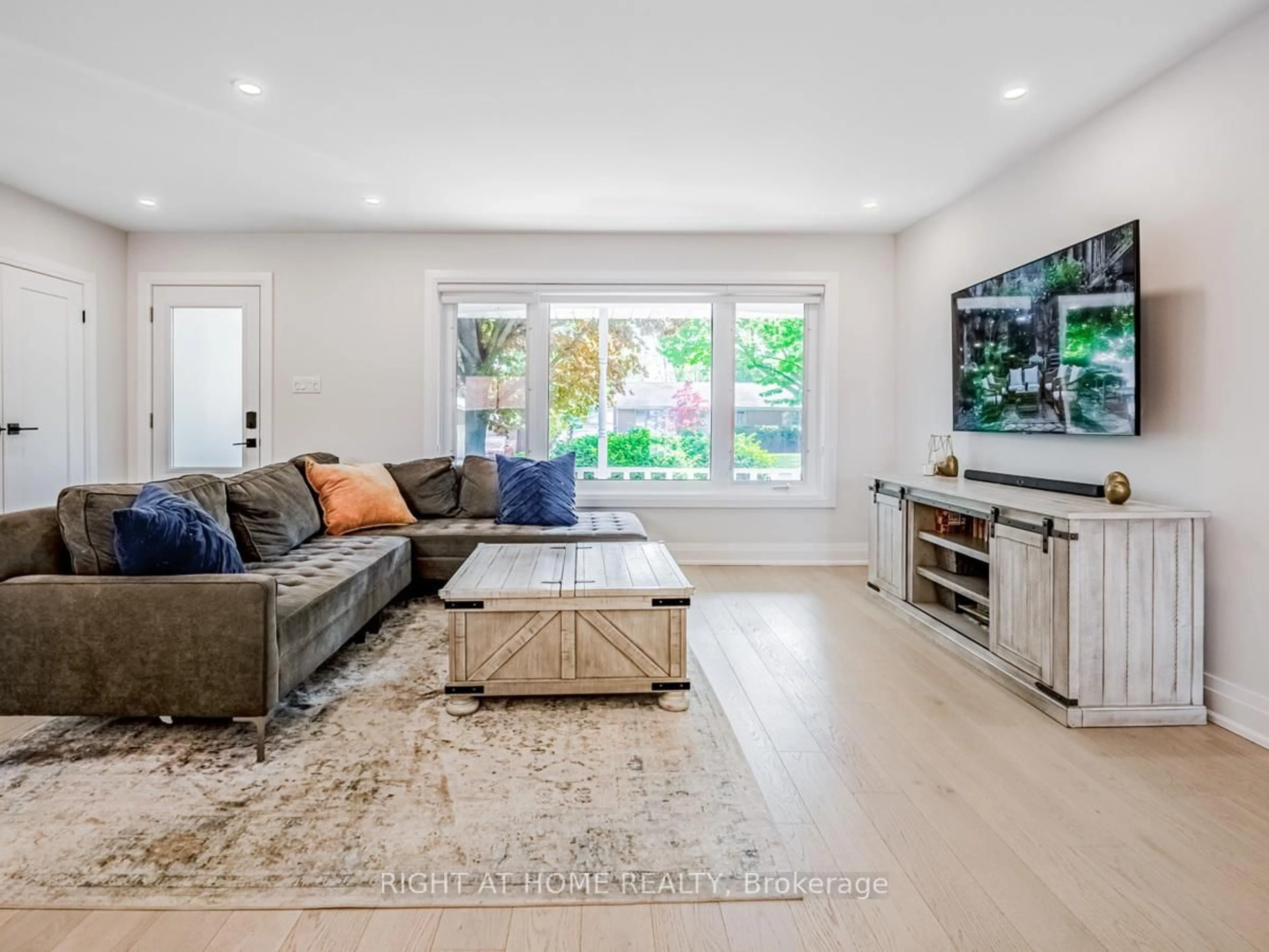Living room with furniture, unknown for 883 FRANCIS Rd, Burlington Ontario L7T 3Y3