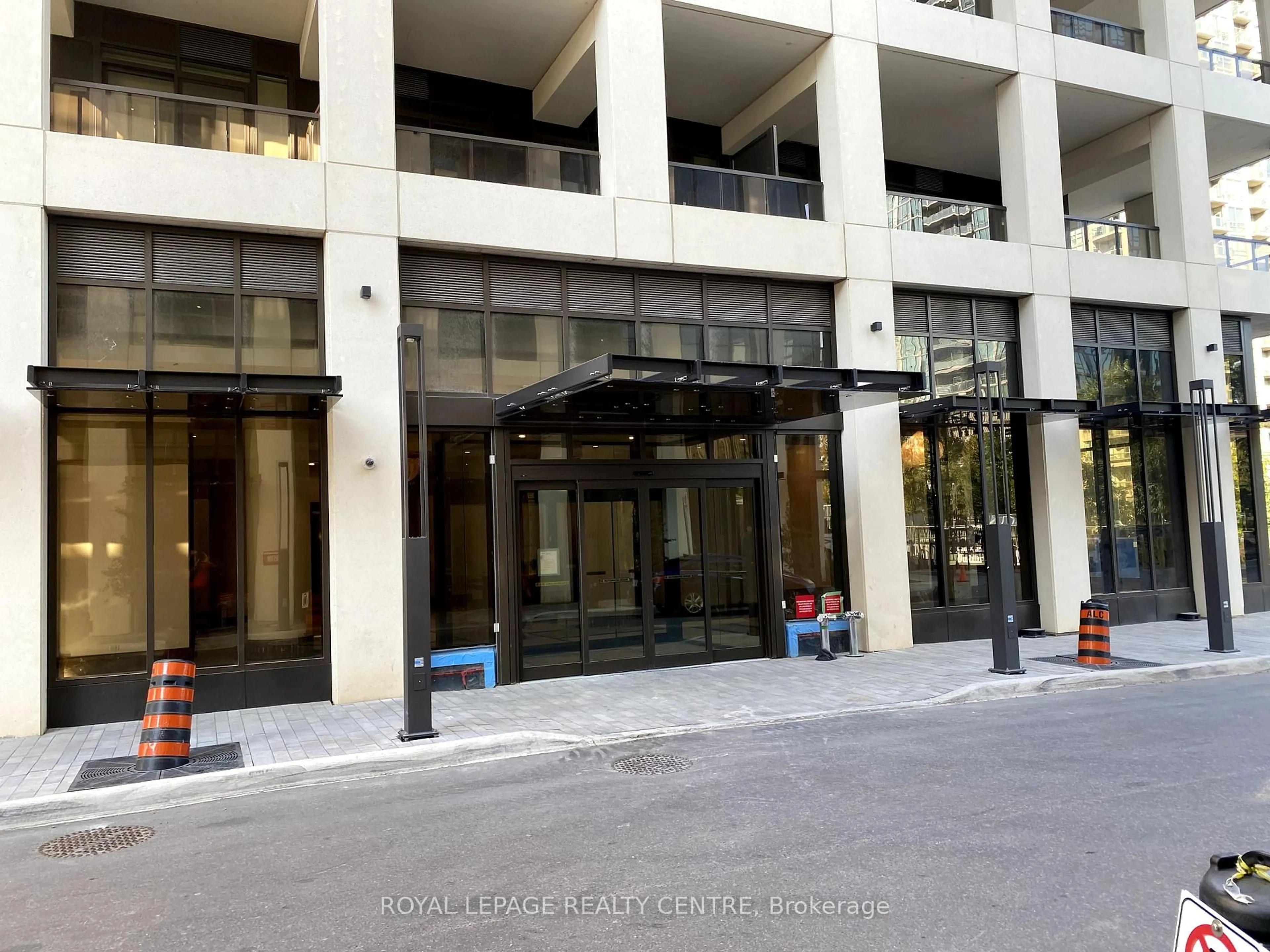 Indoor foyer for 30 Elm Dr #1211, Mississauga Ontario L5B 0N6
