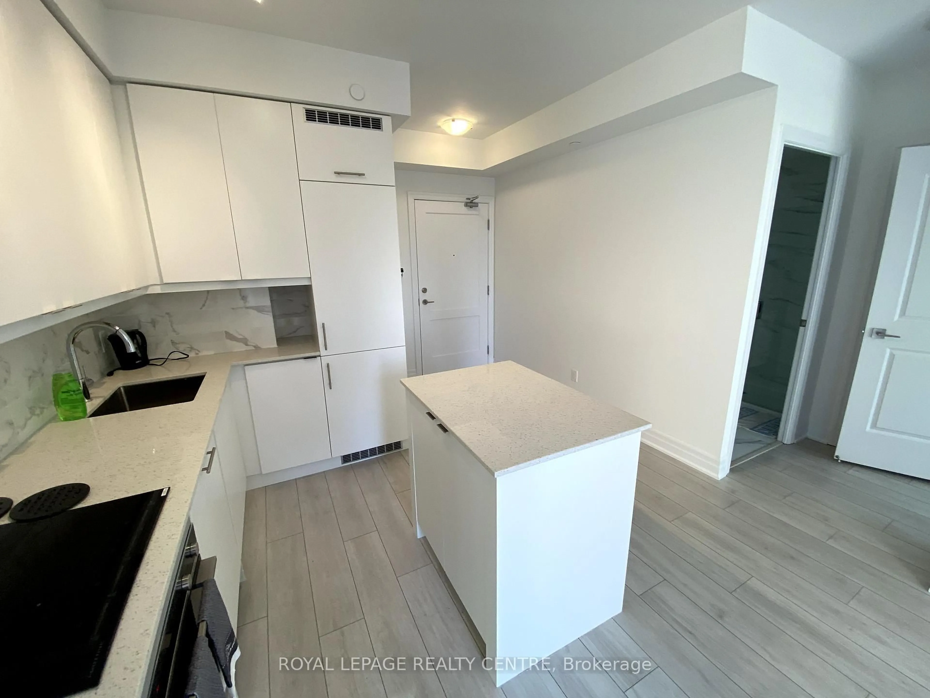Standard kitchen, wood/laminate floor for 30 Elm Dr #1211, Mississauga Ontario L5B 0N6