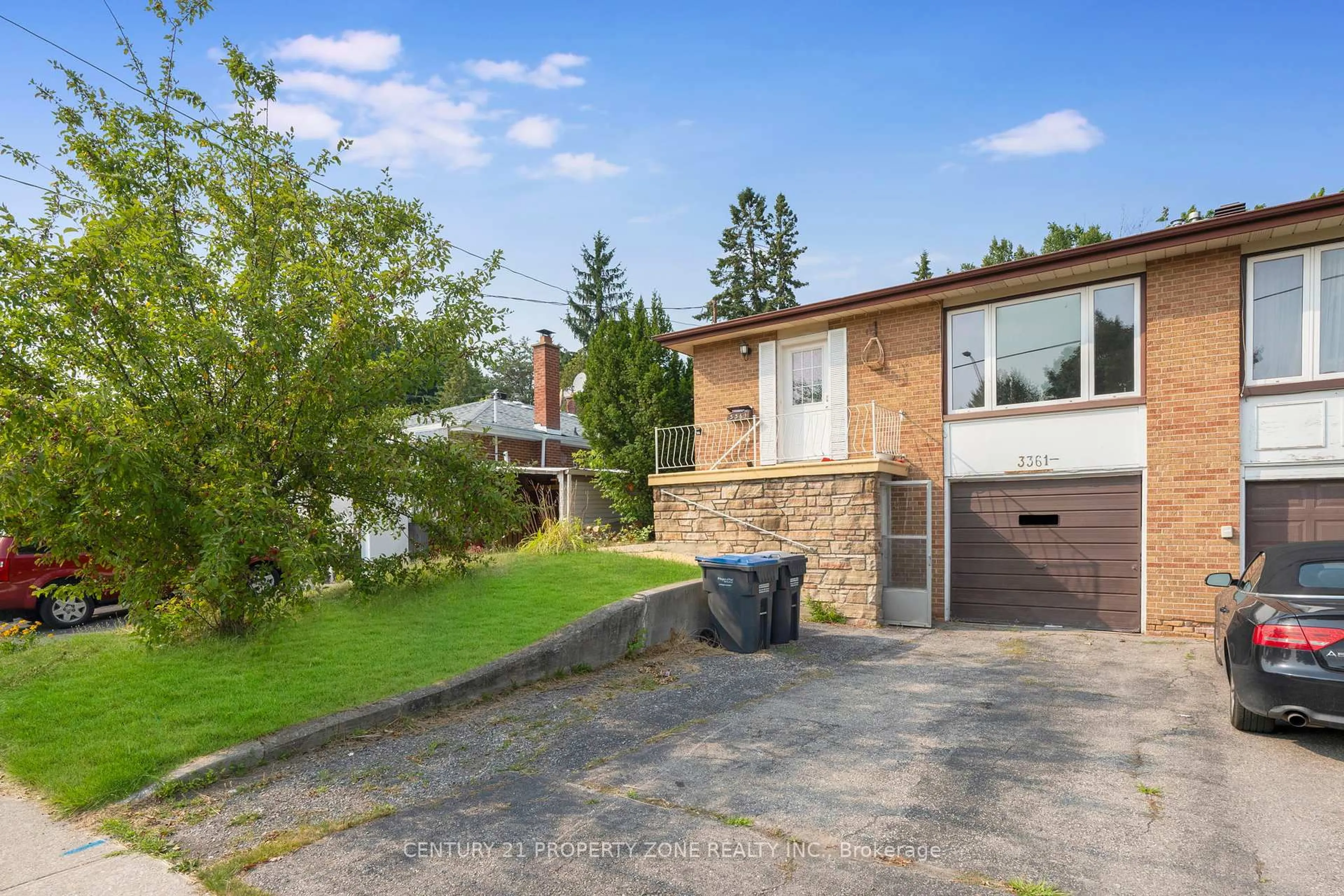 A pic from outside/outdoor area/front of a property/back of a property/a pic from drone, street for 3361 The Credit Woodlands, Mississauga Ontario L5C 2J9