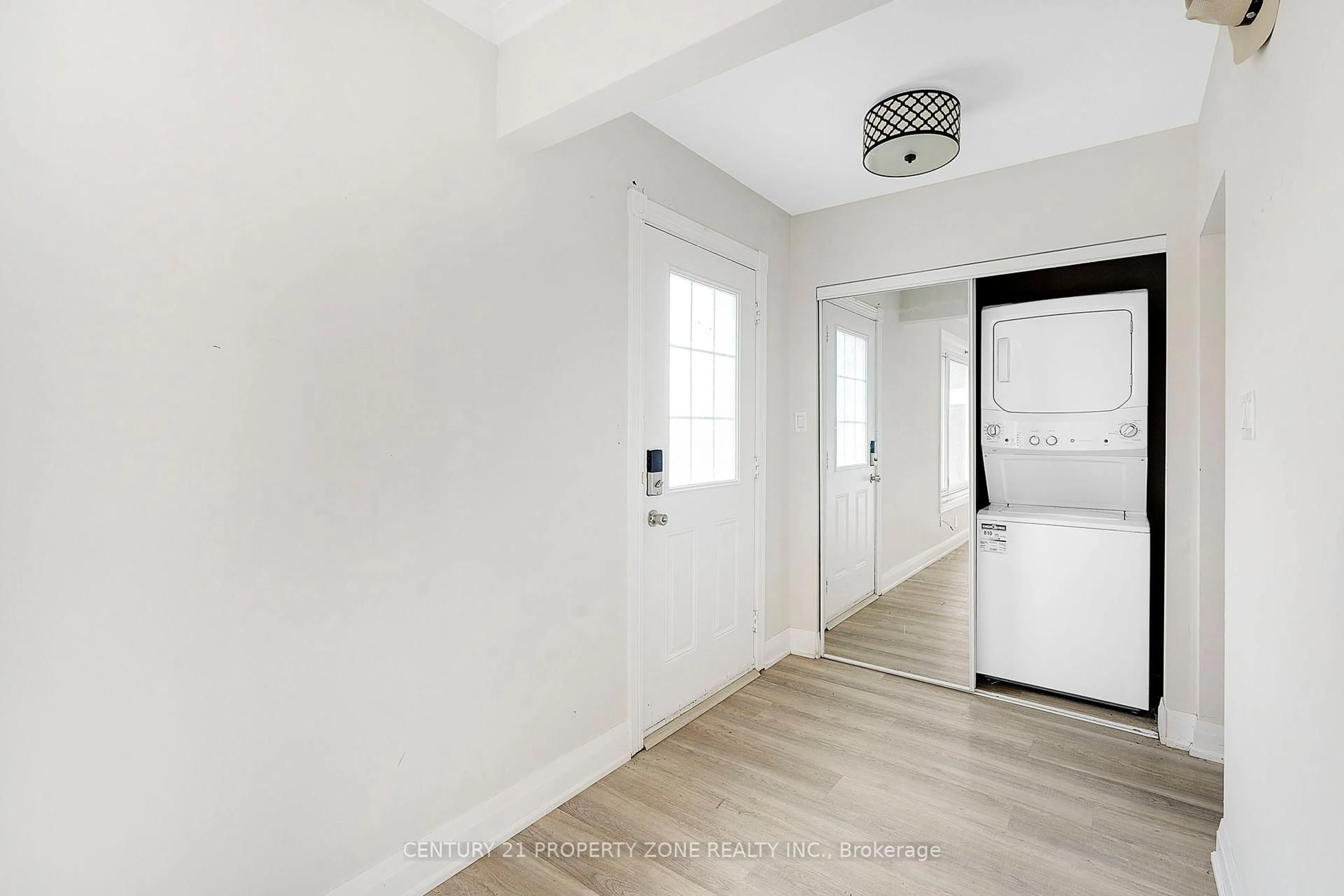 Indoor entryway for 3361 The Credit Woodlands, Mississauga Ontario L5C 2J9