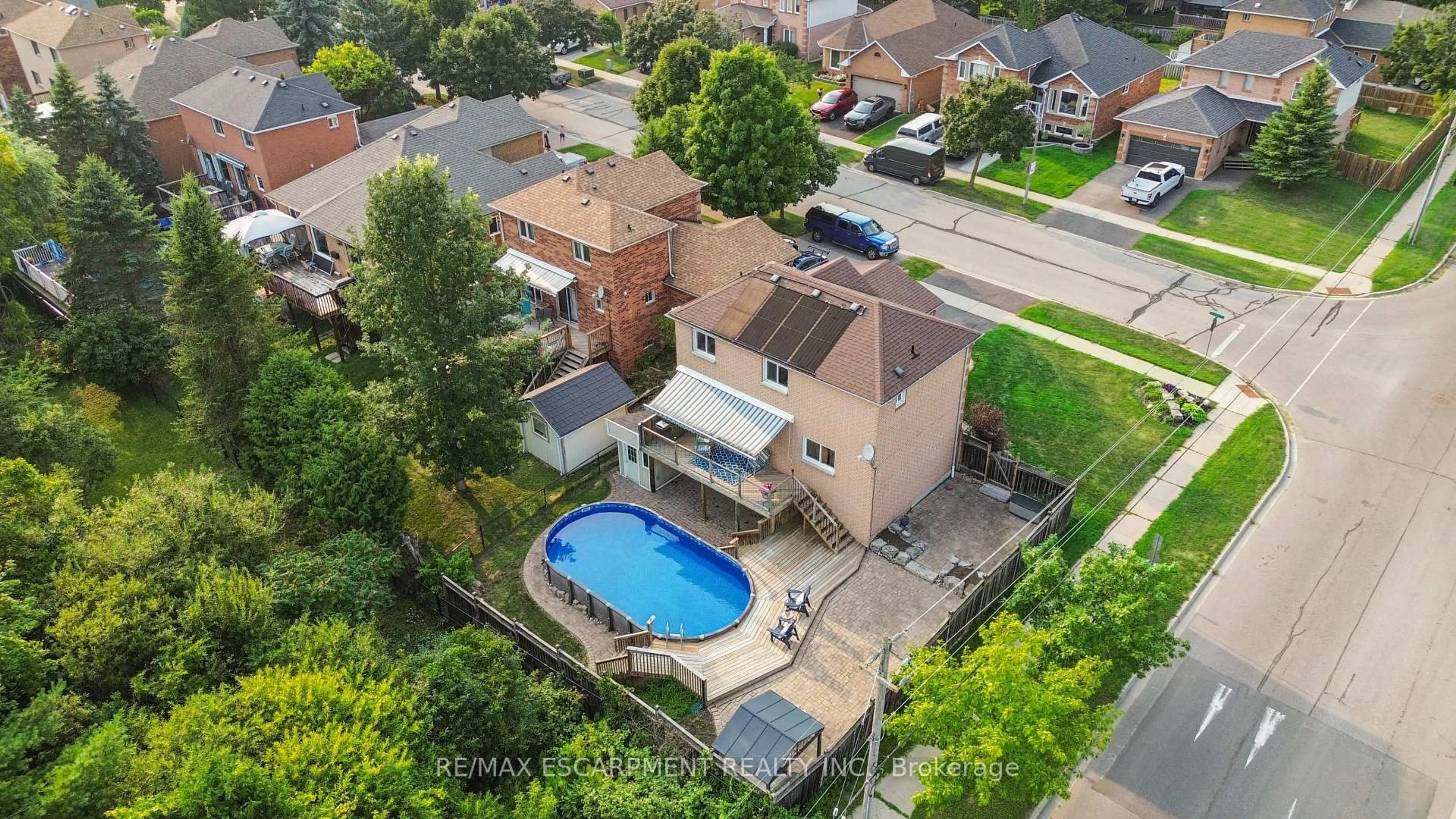A pic from outside/outdoor area/front of a property/back of a property/a pic from drone, street for 1 Birchway Pl, Halton Hills Ontario L7J 2X4