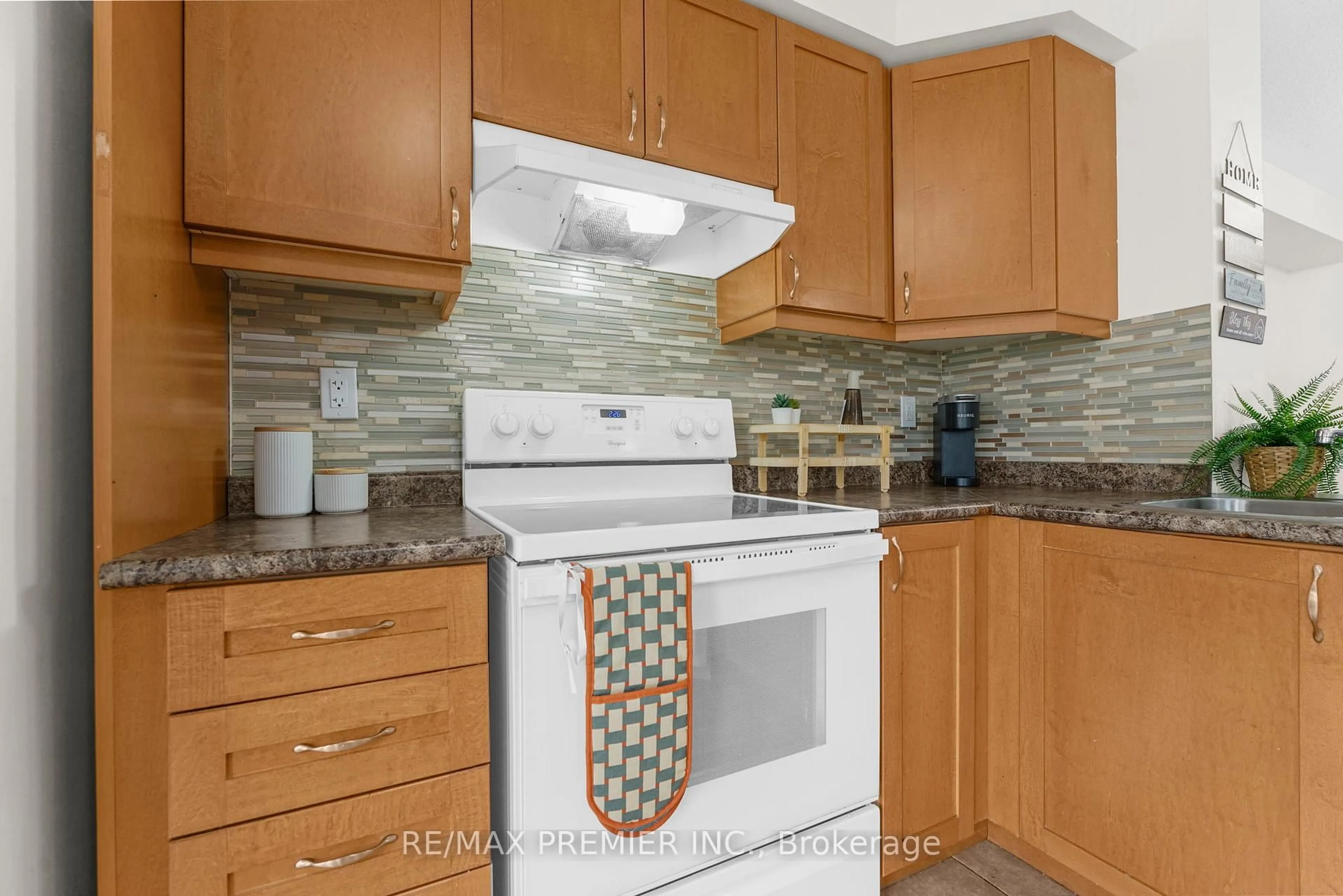 Standard kitchen, unknown for 1708 Copeland Circ, Milton Ontario L9T 8X8