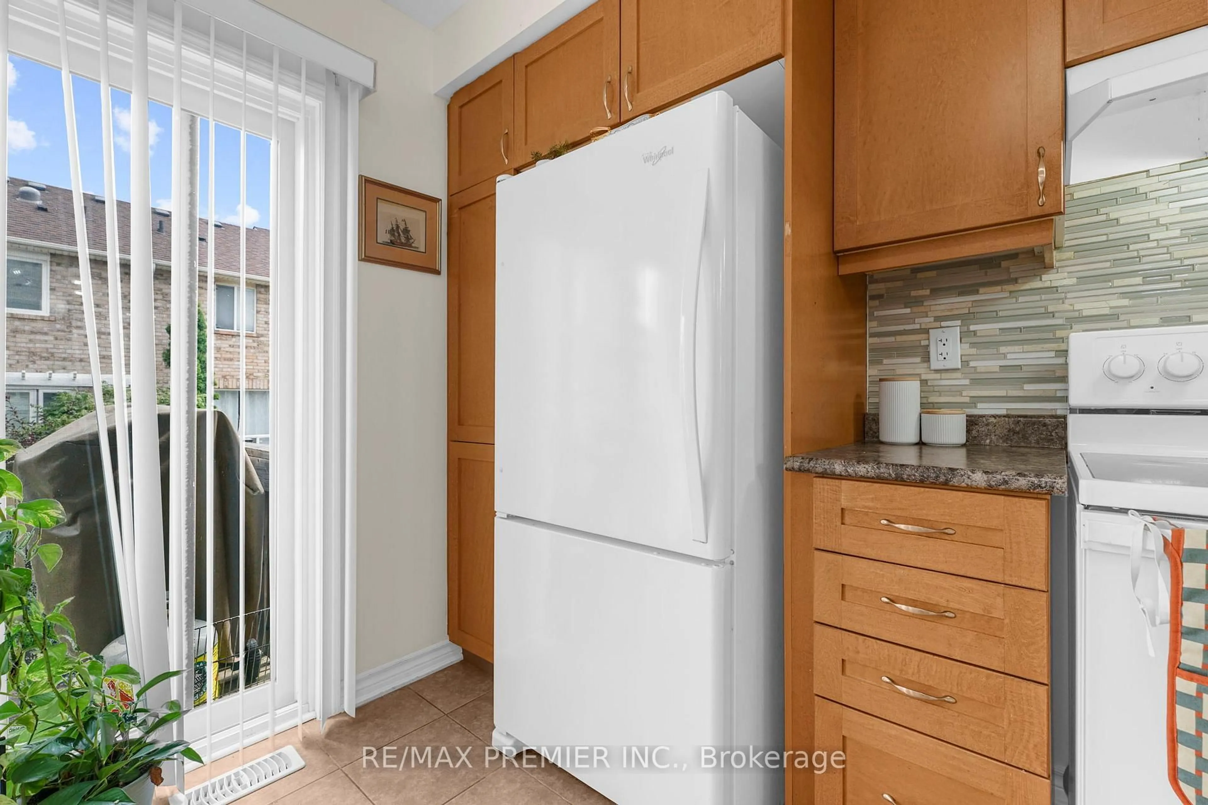 Standard kitchen, unknown for 1708 Copeland Circ, Milton Ontario L9T 8X8