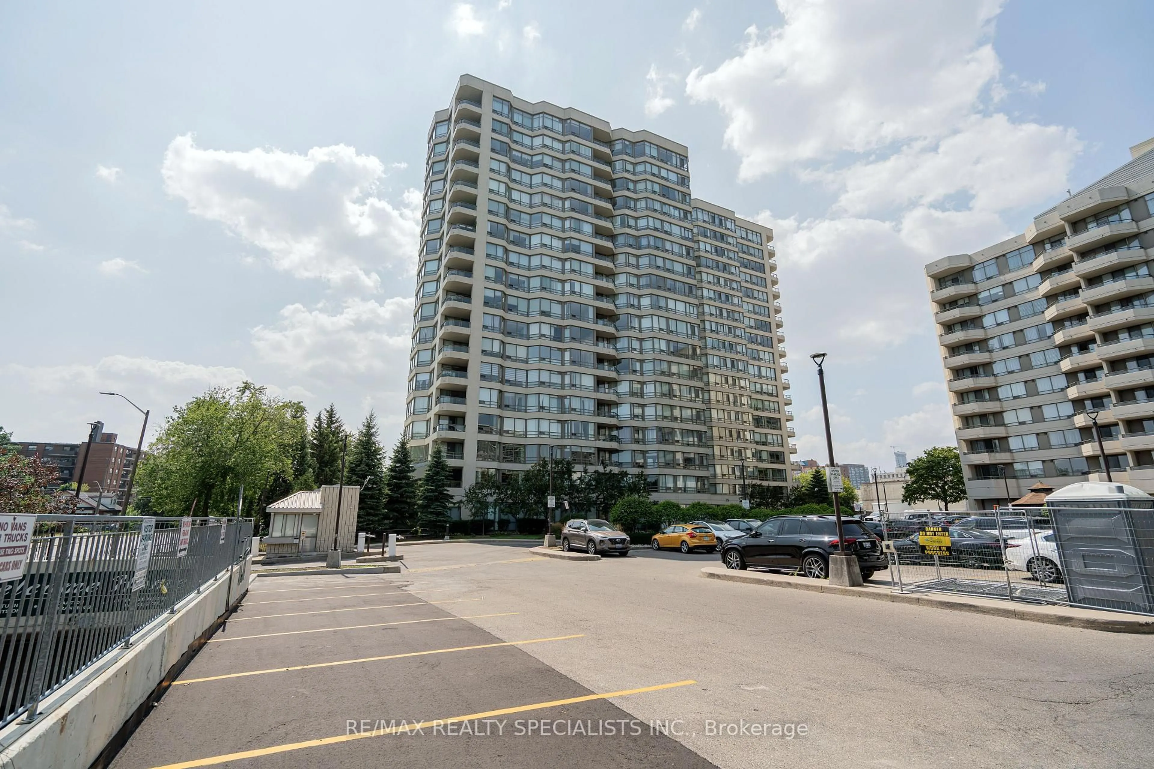 Unknown for 75 King St #703, Mississauga Ontario L5A 4G5