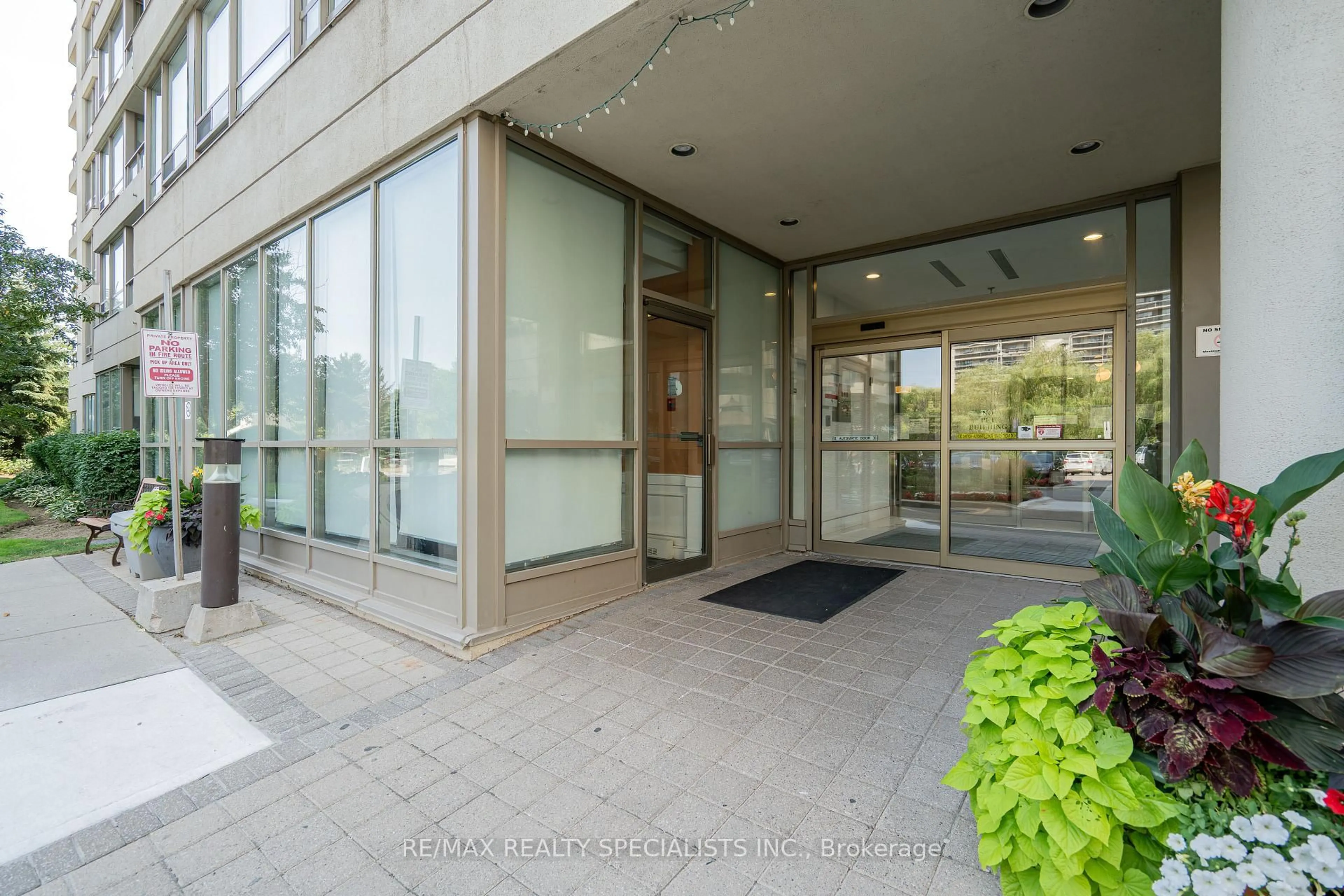 Indoor foyer for 75 King St #703, Mississauga Ontario L5A 4G5