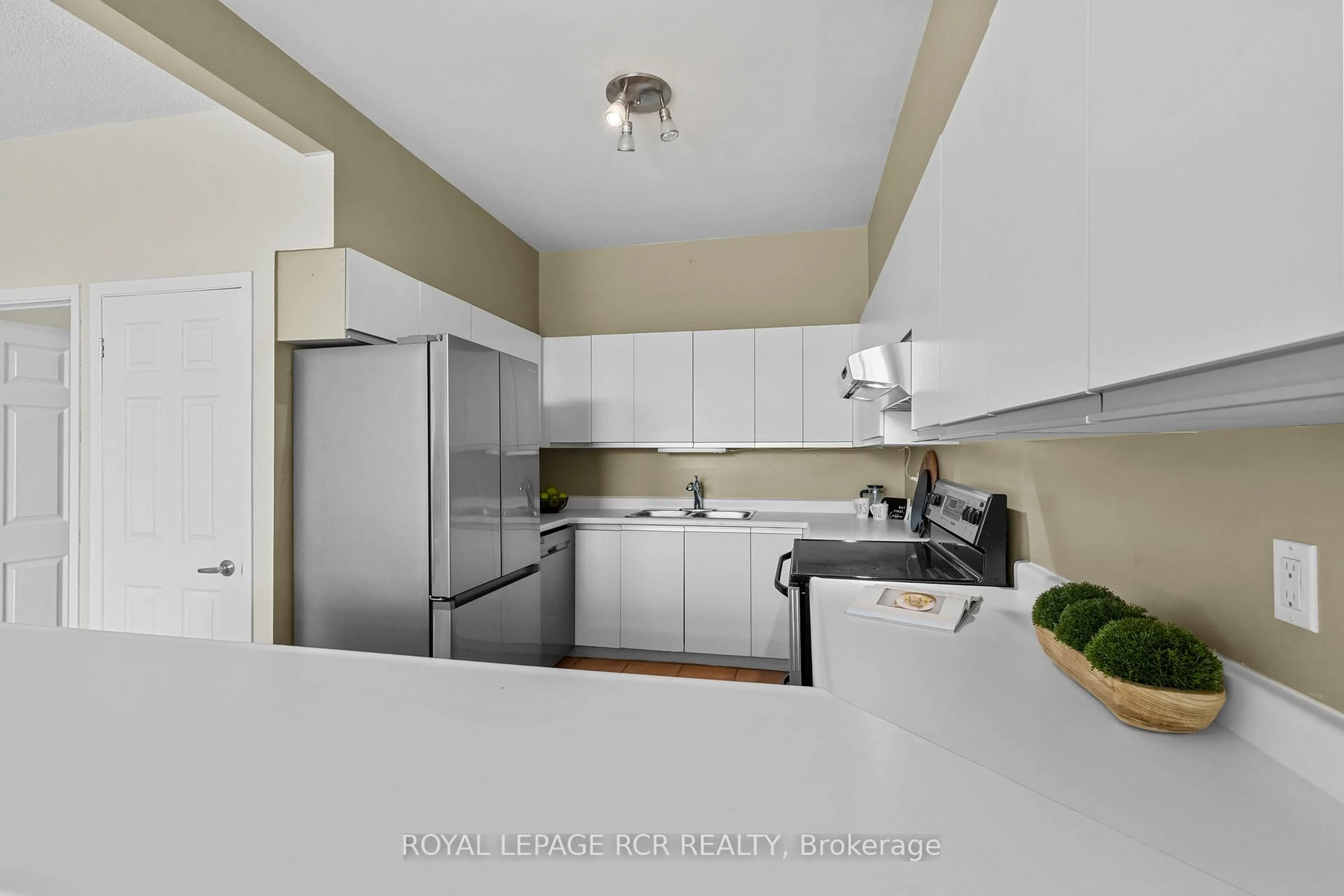 Standard kitchen, unknown for 16 Fourth St #12, Orangeville Ontario L9W 4N7