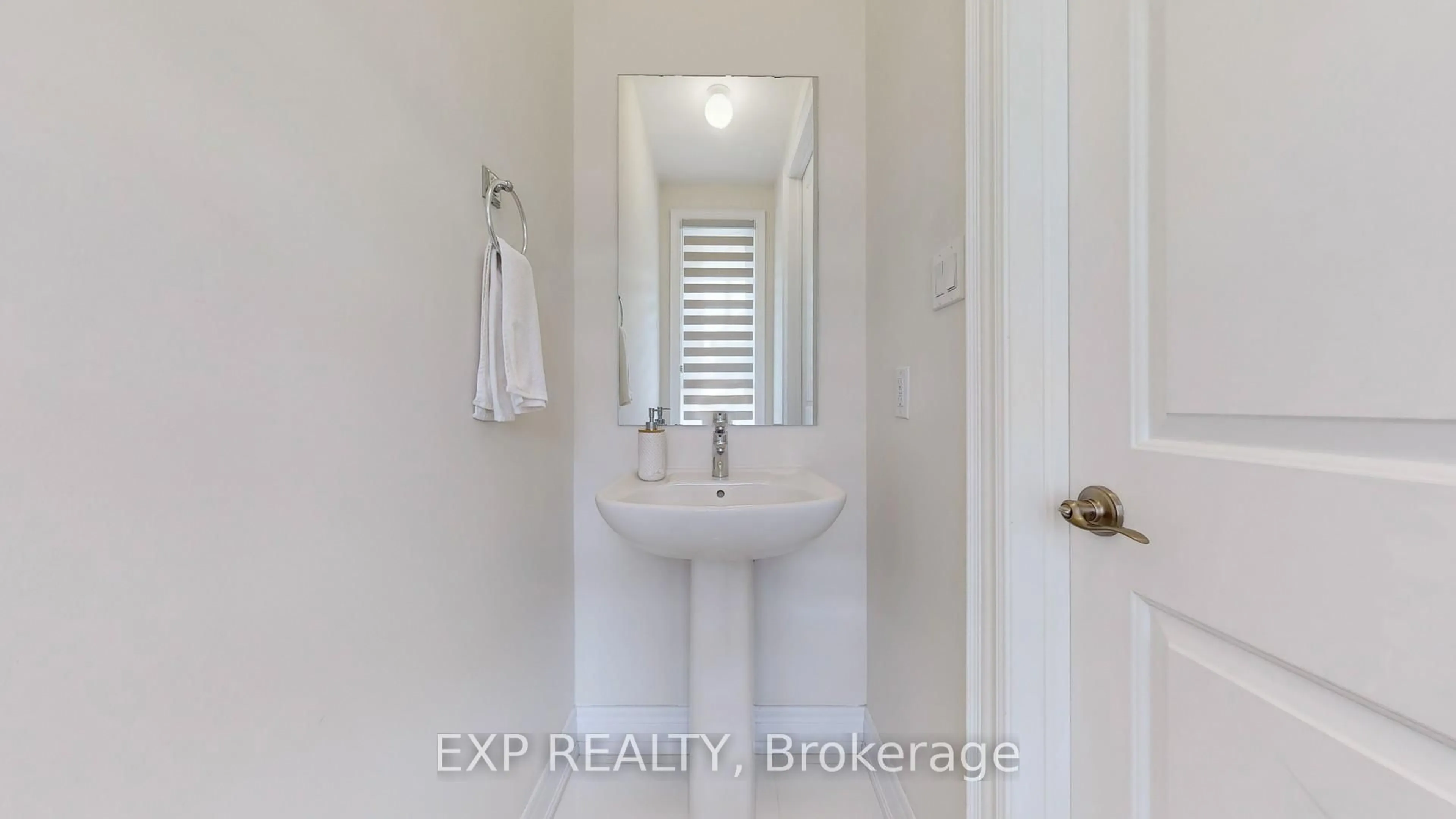 Standard bathroom, ceramic/tile floor for 15 Frost St, Brampton Ontario L6X 5P5