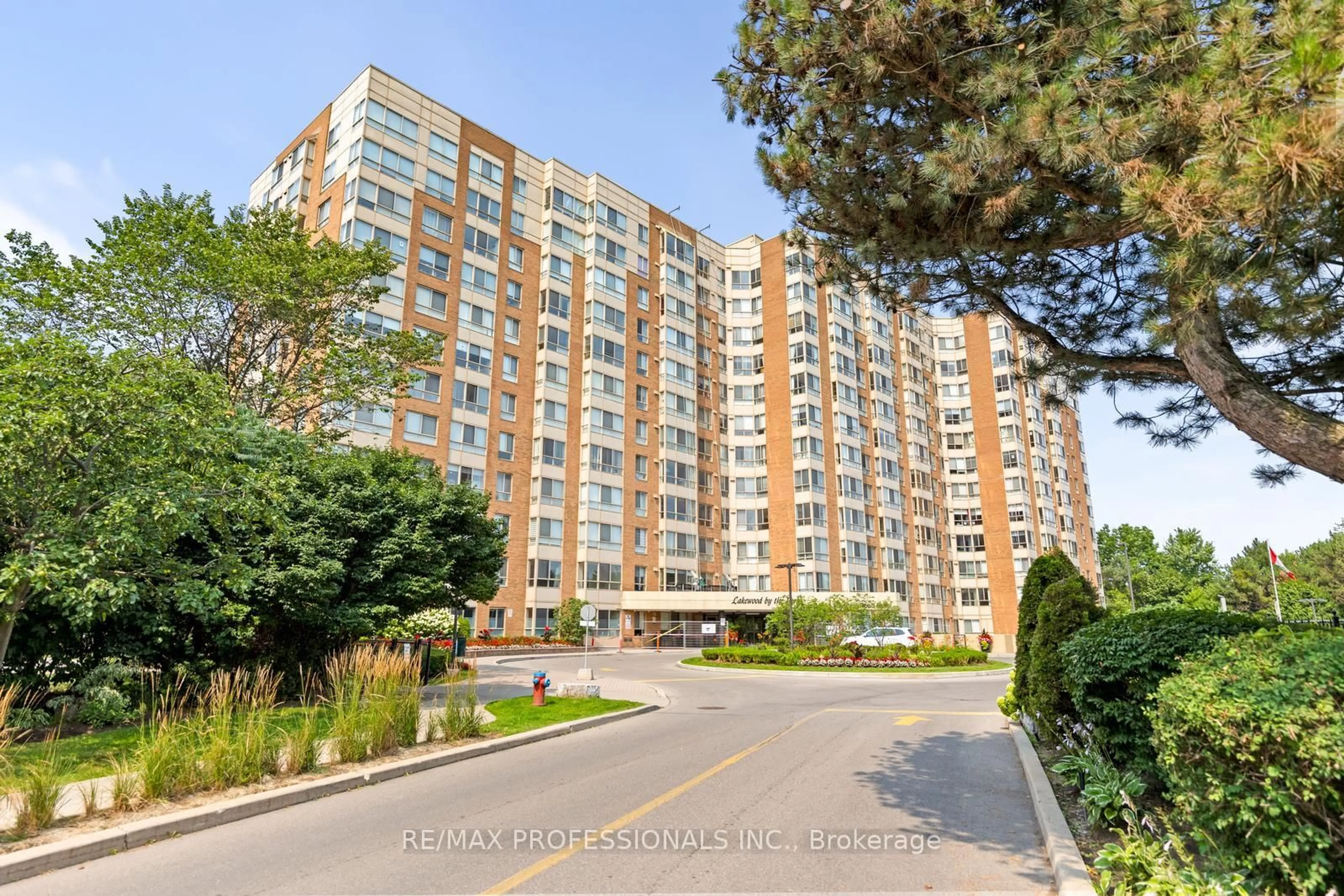 A pic from outside/outdoor area/front of a property/back of a property/a pic from drone, street for 1485 Lakeshore Rd #114, Mississauga Ontario L5E 3G2