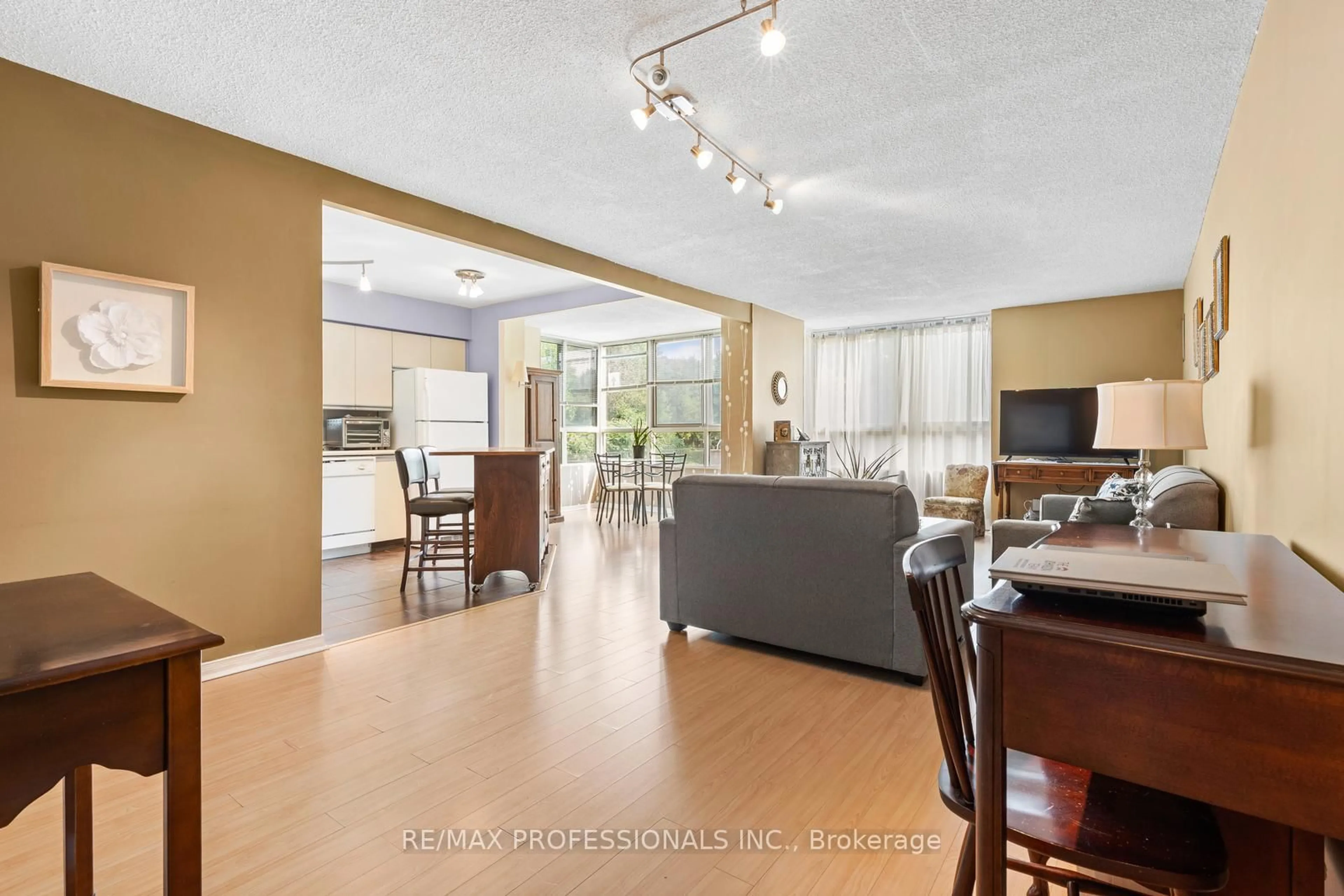 Open concept kitchen, unknown for 1485 Lakeshore Rd #114, Mississauga Ontario L5E 3G2