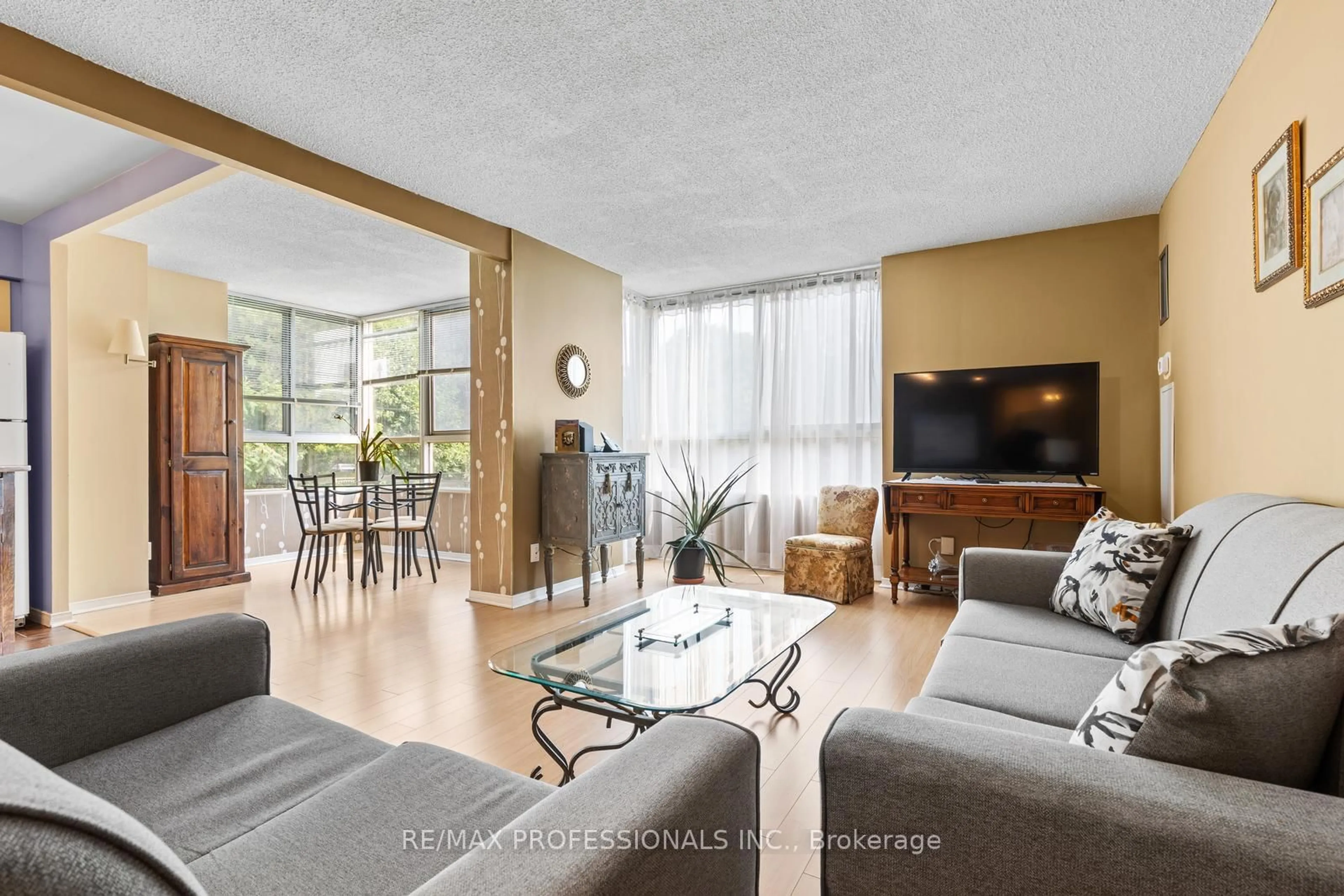 Living room with furniture, unknown for 1485 Lakeshore Rd #114, Mississauga Ontario L5E 3G2