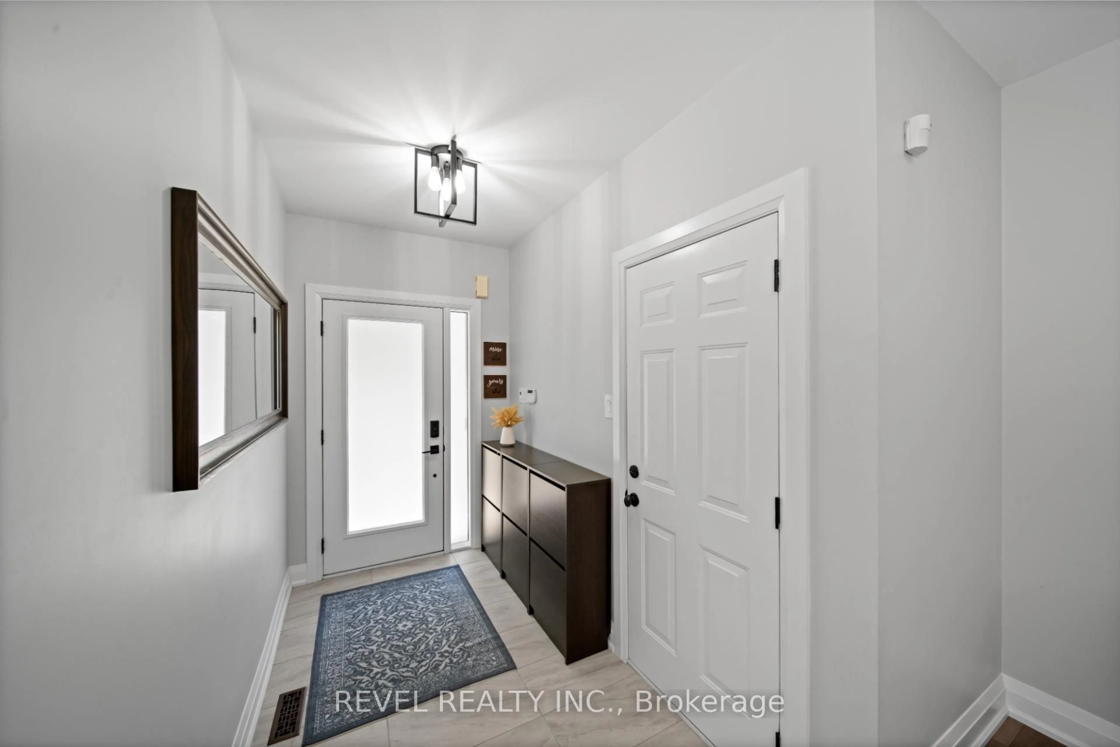 Indoor entryway for 1777 Alessia Ave, Burlington Ontario L7L 7L5