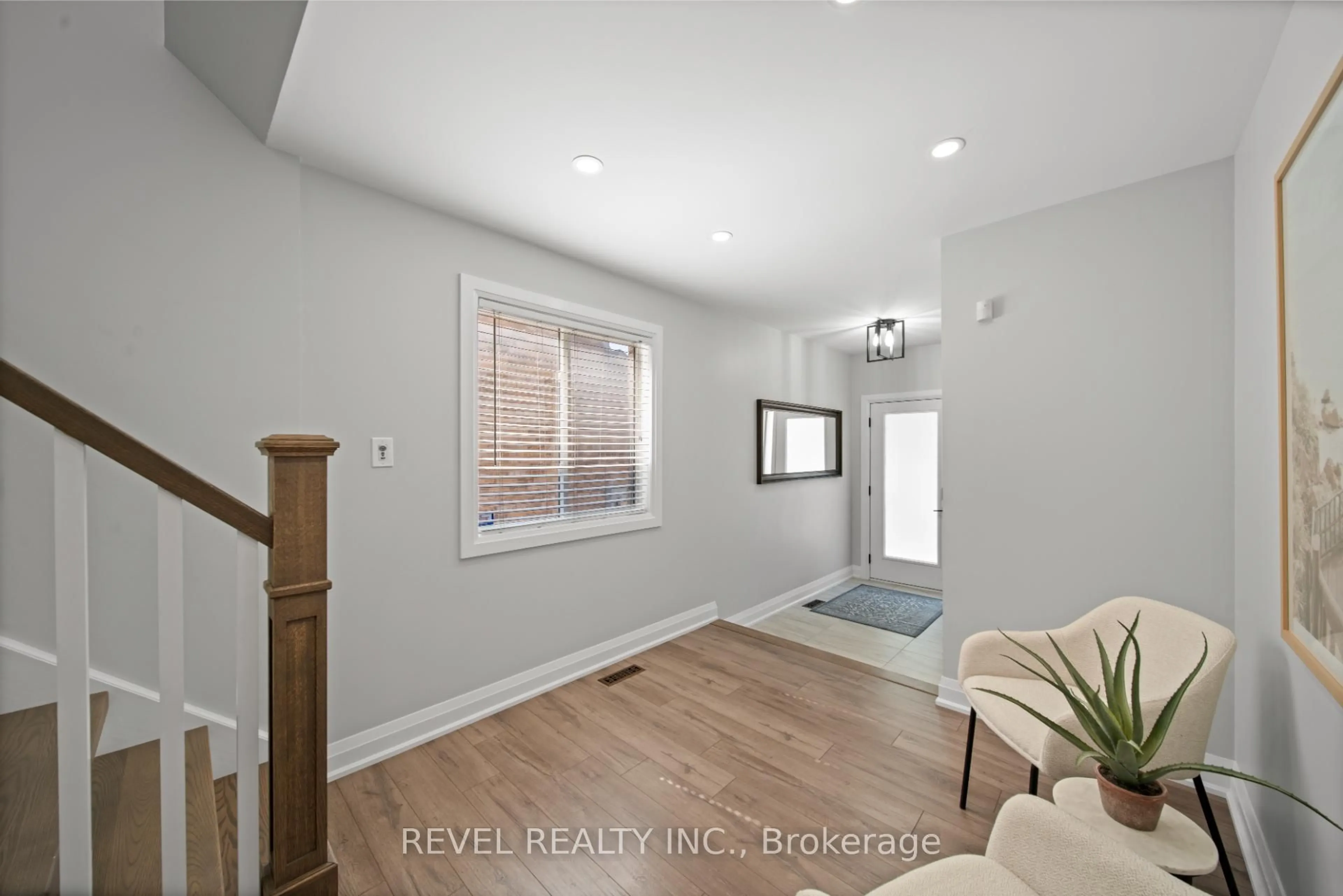Indoor entryway for 1777 Alessia Ave, Burlington Ontario L7L 7L5