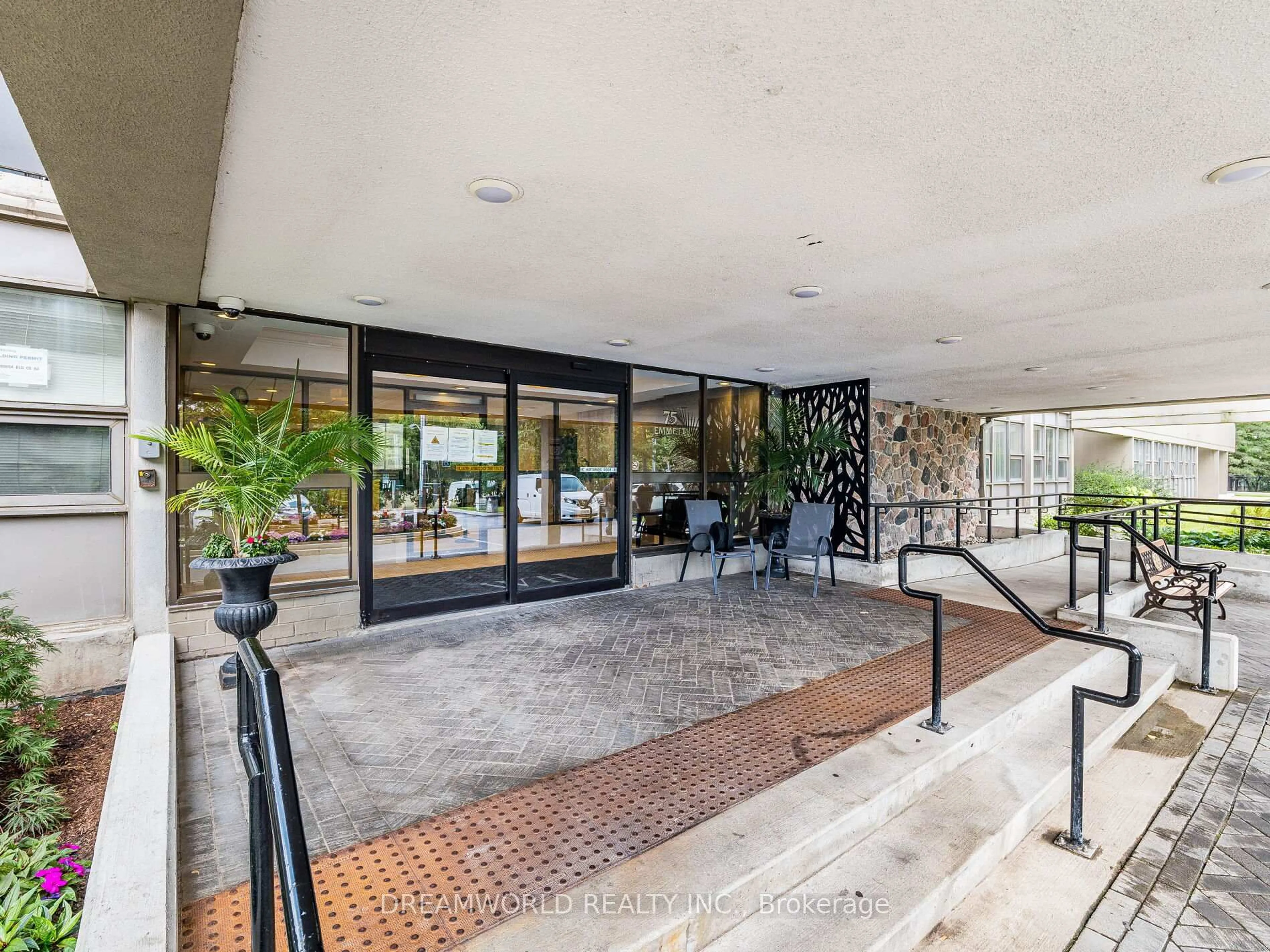 Indoor foyer for 75 Emmett Ave #2104, Toronto Ontario M6M 5A7