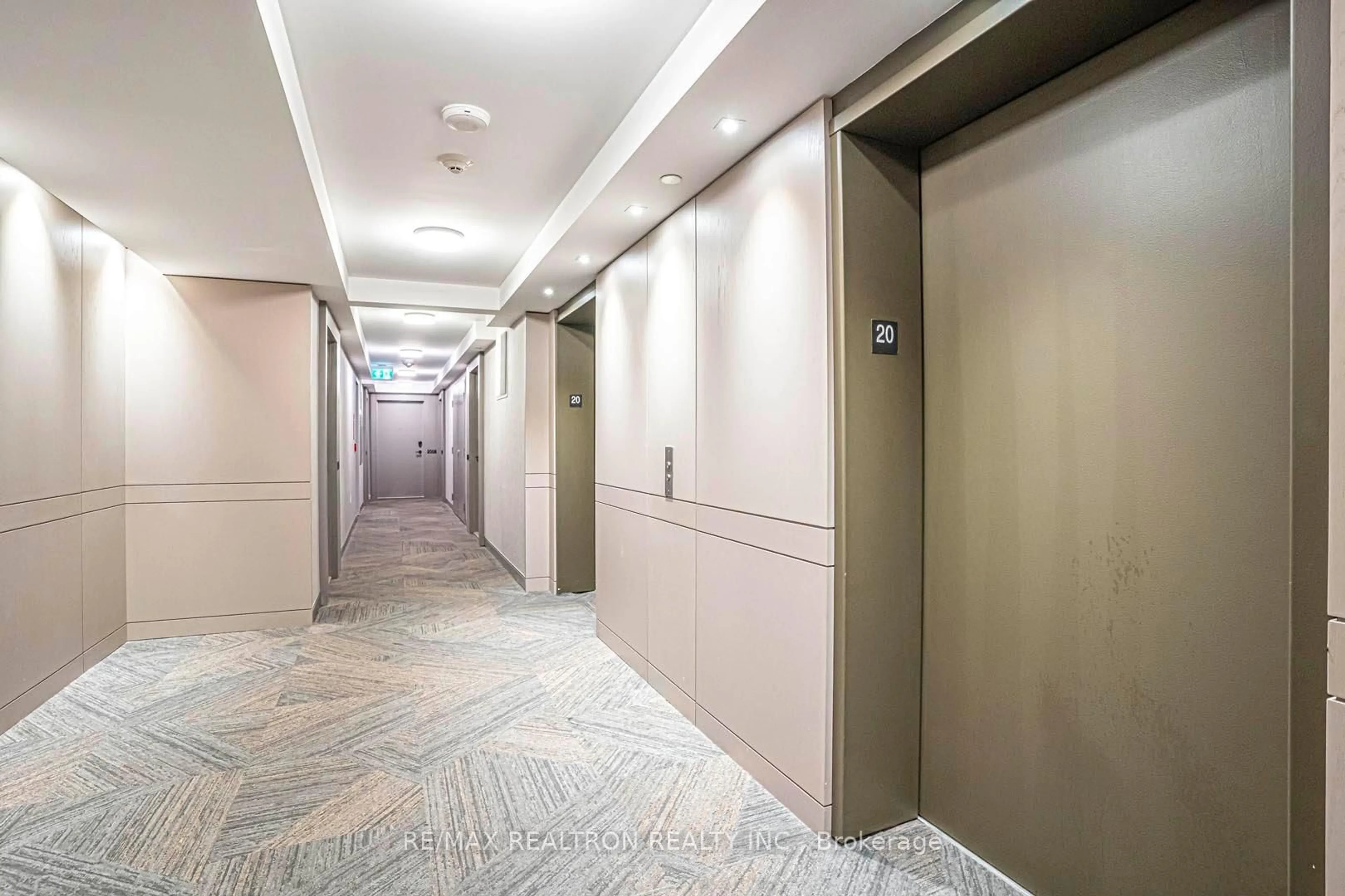 Indoor foyer for 4675 Metcalfe Ave #2003, Mississauga Ontario L5M 0Z8