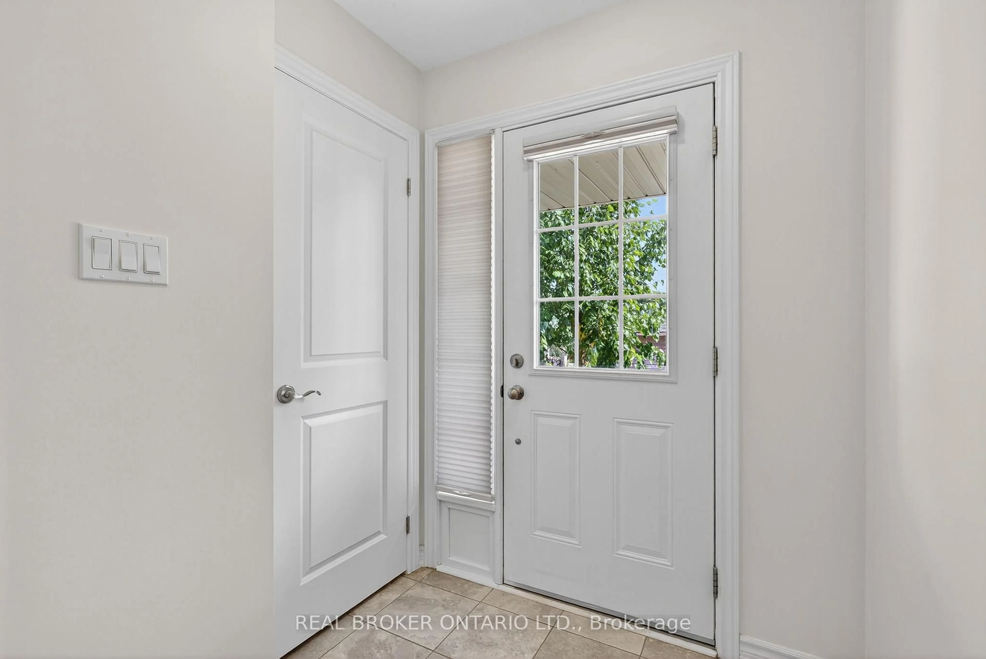 Indoor entryway for 31 Townline #3, Orangeville Ontario L9W 1T6